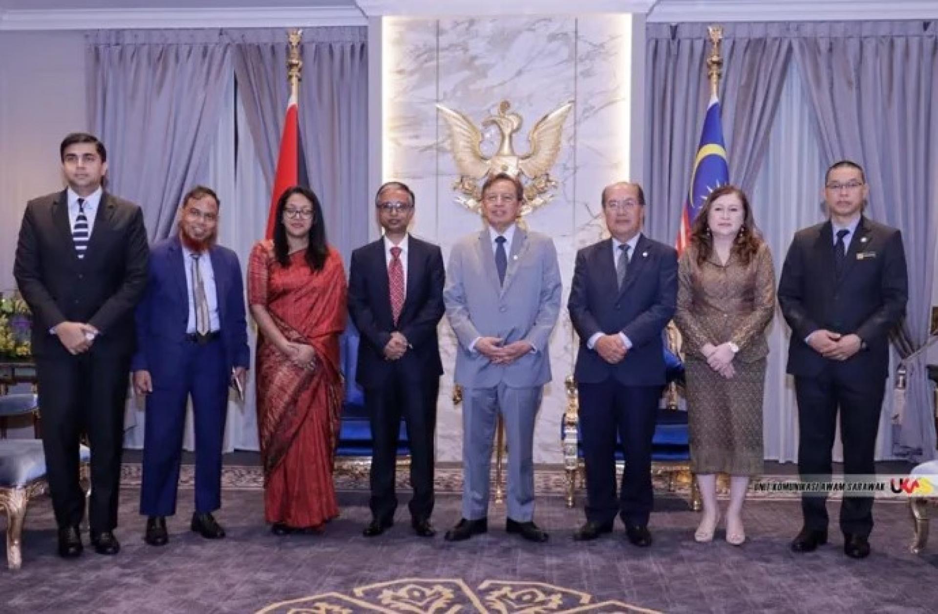 阿邦佐哈里（右4）与曼朱鲁尔·卡里姆（左4）及其他嘉宾于2026年4月15日在砂拉越国家勇士大厦合影留念。照片来源：砂拉越公共通讯单位