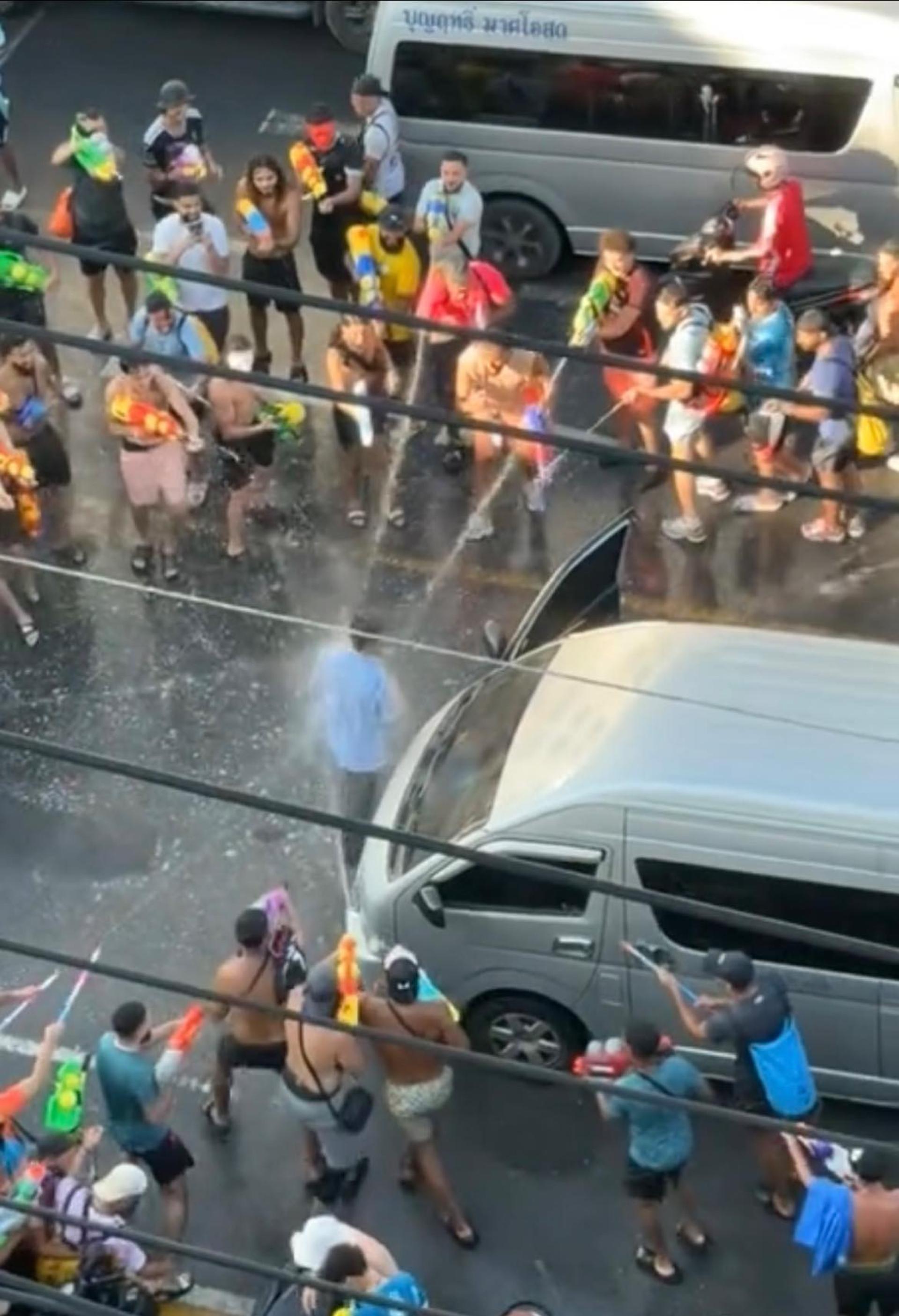 司机遭外籍人士使用水枪狂喷脸部和眼睛。