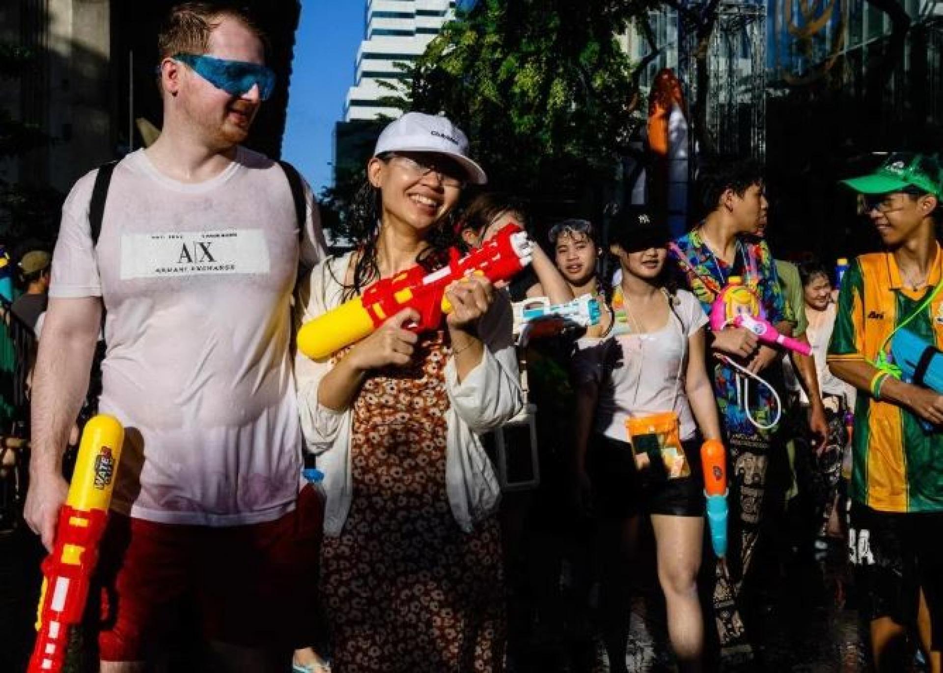 泰国旅游局预计，在4月11日至15日的泼水节期间，到访外国游客人数将高达50万人次，同比增长4%。在首都曼谷，泼水节首日（4月13日）吸引大批游客参与打水仗，现场气氛热烈。