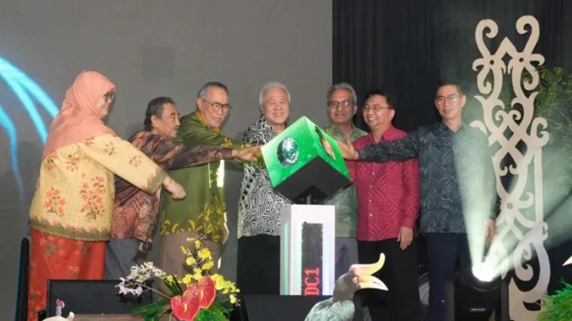 阿旺登雅（中）与其他贵宾一同启动立方装置，象征2026年萨巴与实文然森林保护区科学考察研讨会正式开幕。该研讨会于2026年4月14日在古晋一家酒店举行。