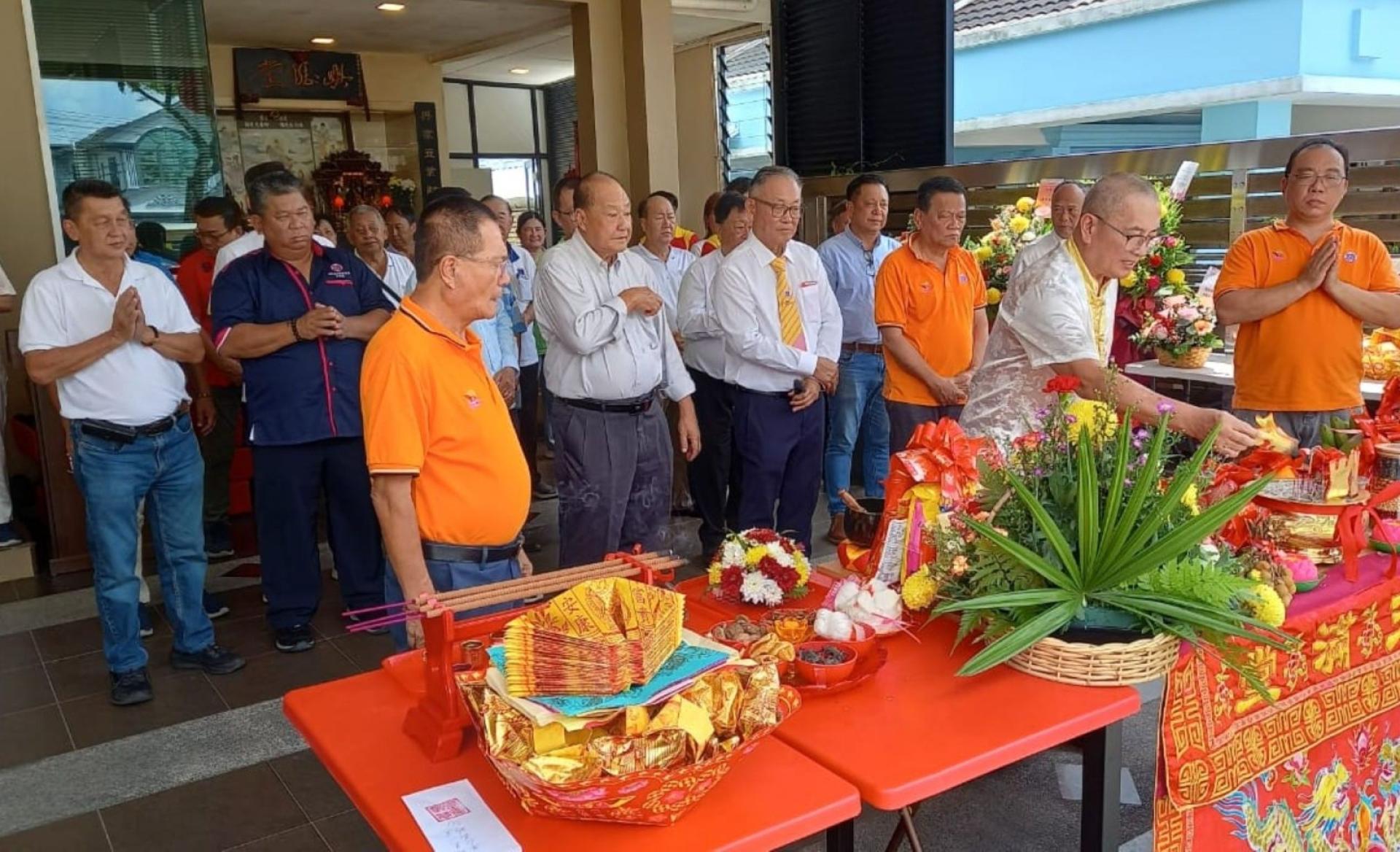 古晋桑路的德教会兴德堂庆成立6周年祭祀师尊，前排左起为罗炎贤、沙巴亚庇德教会济和善社社长戴荣强、堂主陈瑞兴、龚德良；右2为龙华神笔钟金瑞。