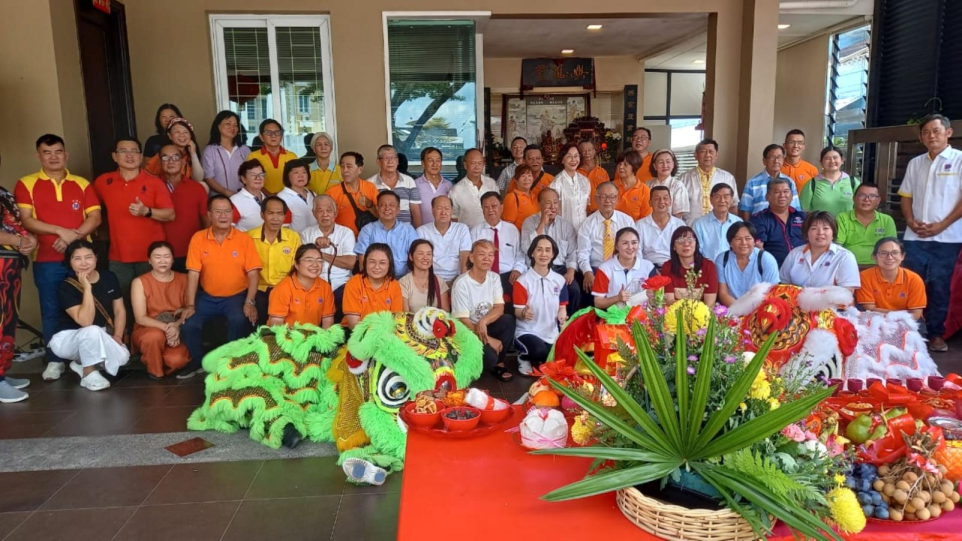 德教会兴德堂堂主陈瑞兴（右5）与各友阁代表及德生们合影。