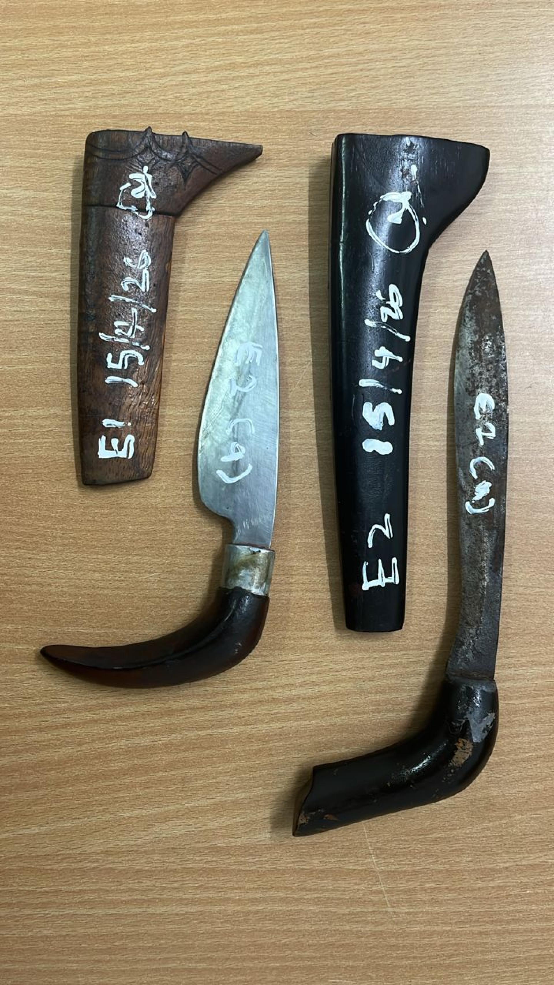 警方起获数件相信在案中使用的武器。