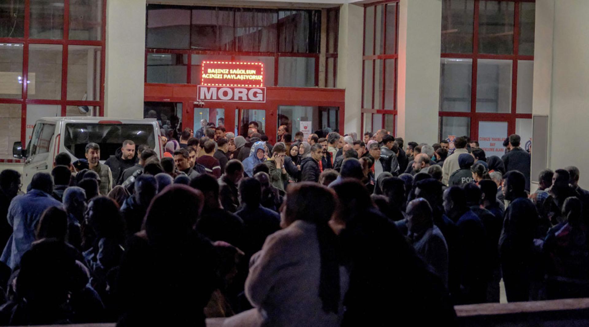 接获消息的家属聚集医院。