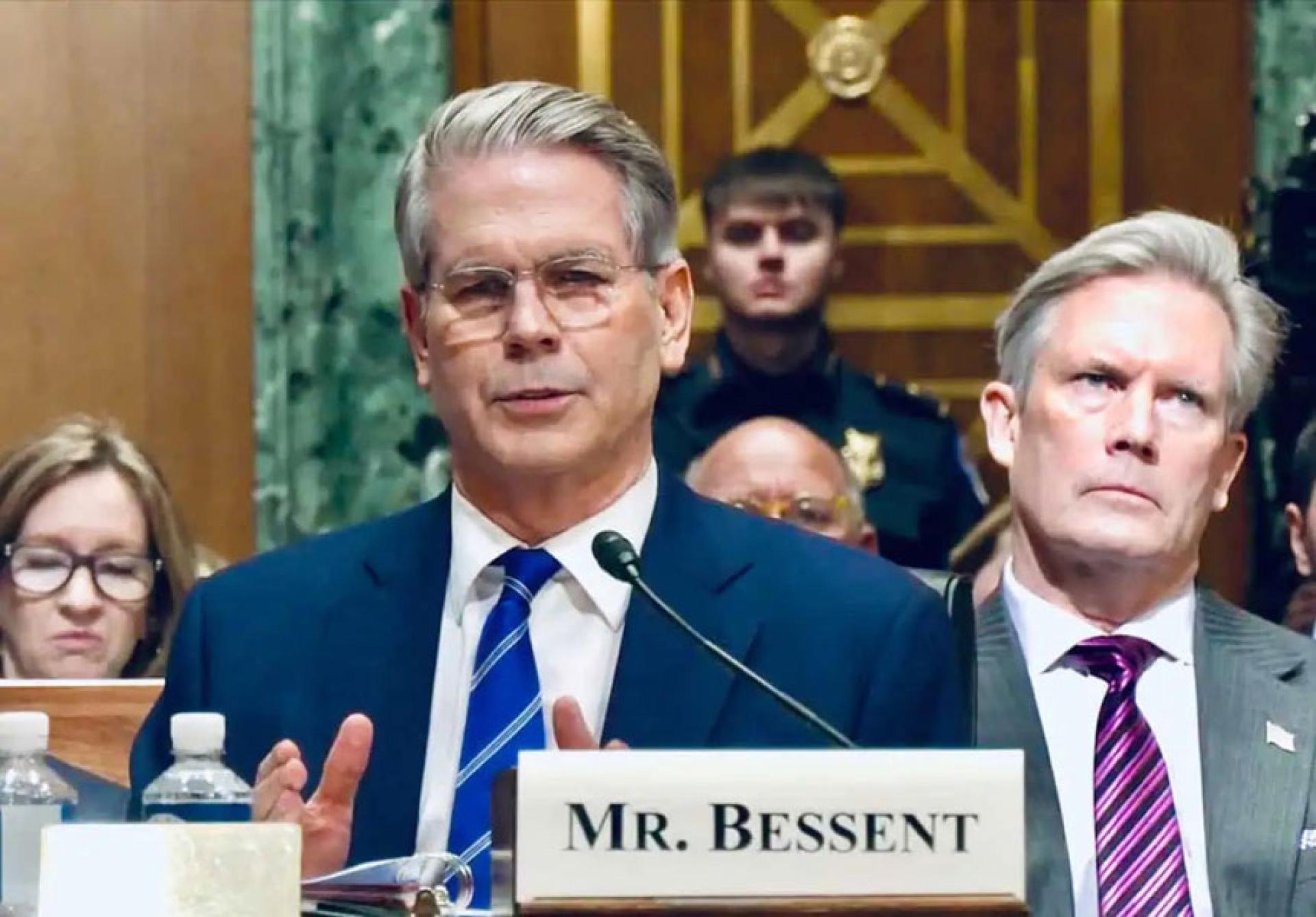 贝森特指，美方已向企业及多个国家发出警告，若购买伊朗石油或允许伊朗资金存放于当地银行，美国将实施“次级制裁”。