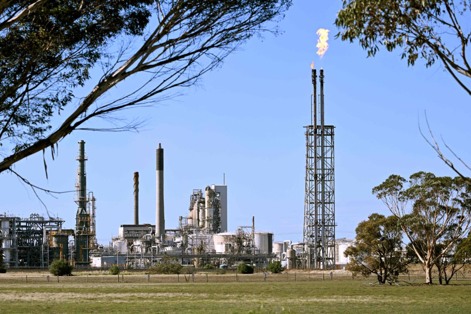 维瓦能源炼油厂。