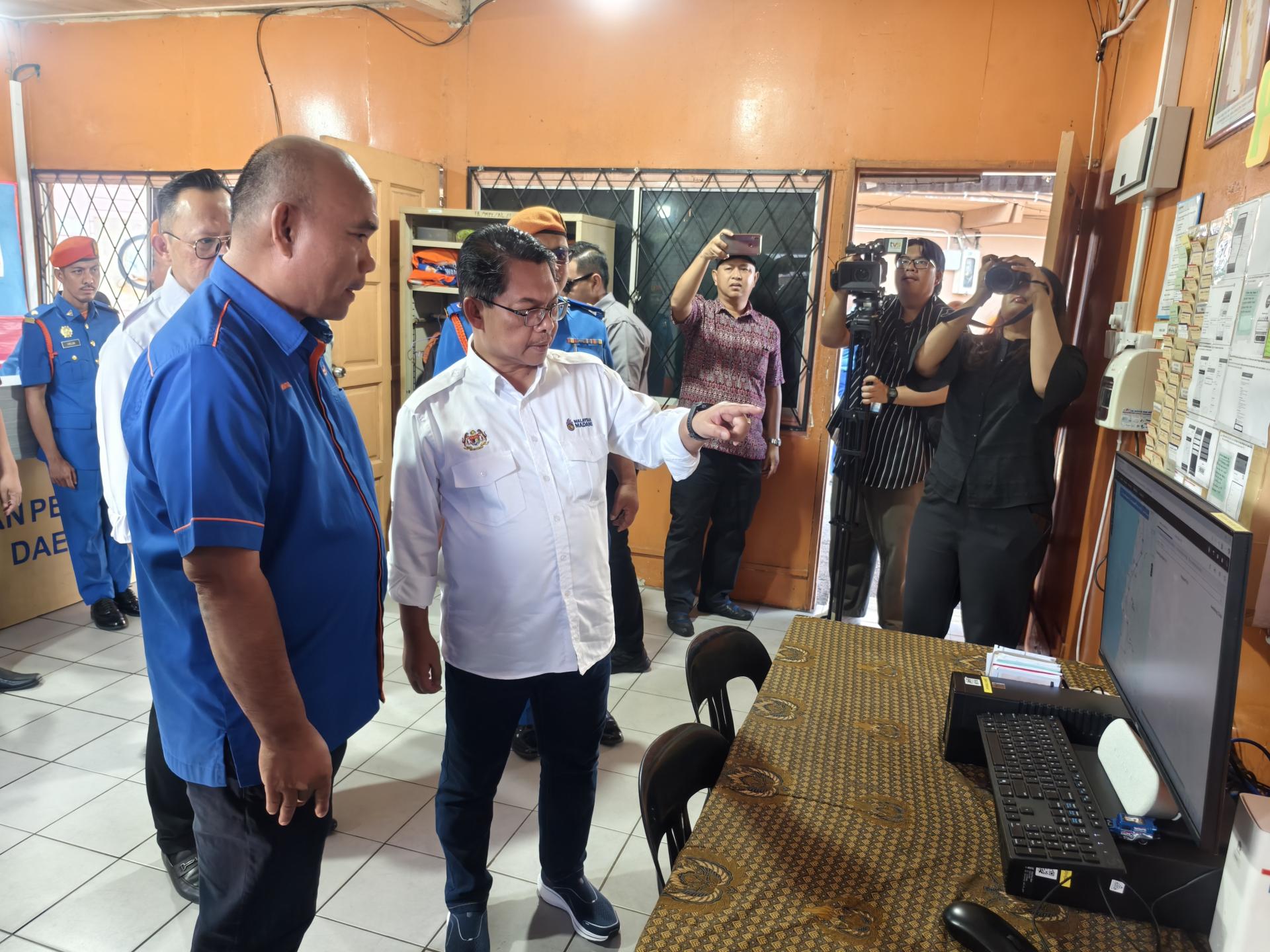 慕斯达法巡视美里行动控制中心（PKOD）设施，关注提升与运作需求。左为砂民防部队主任莫赫塔尔萨马特。