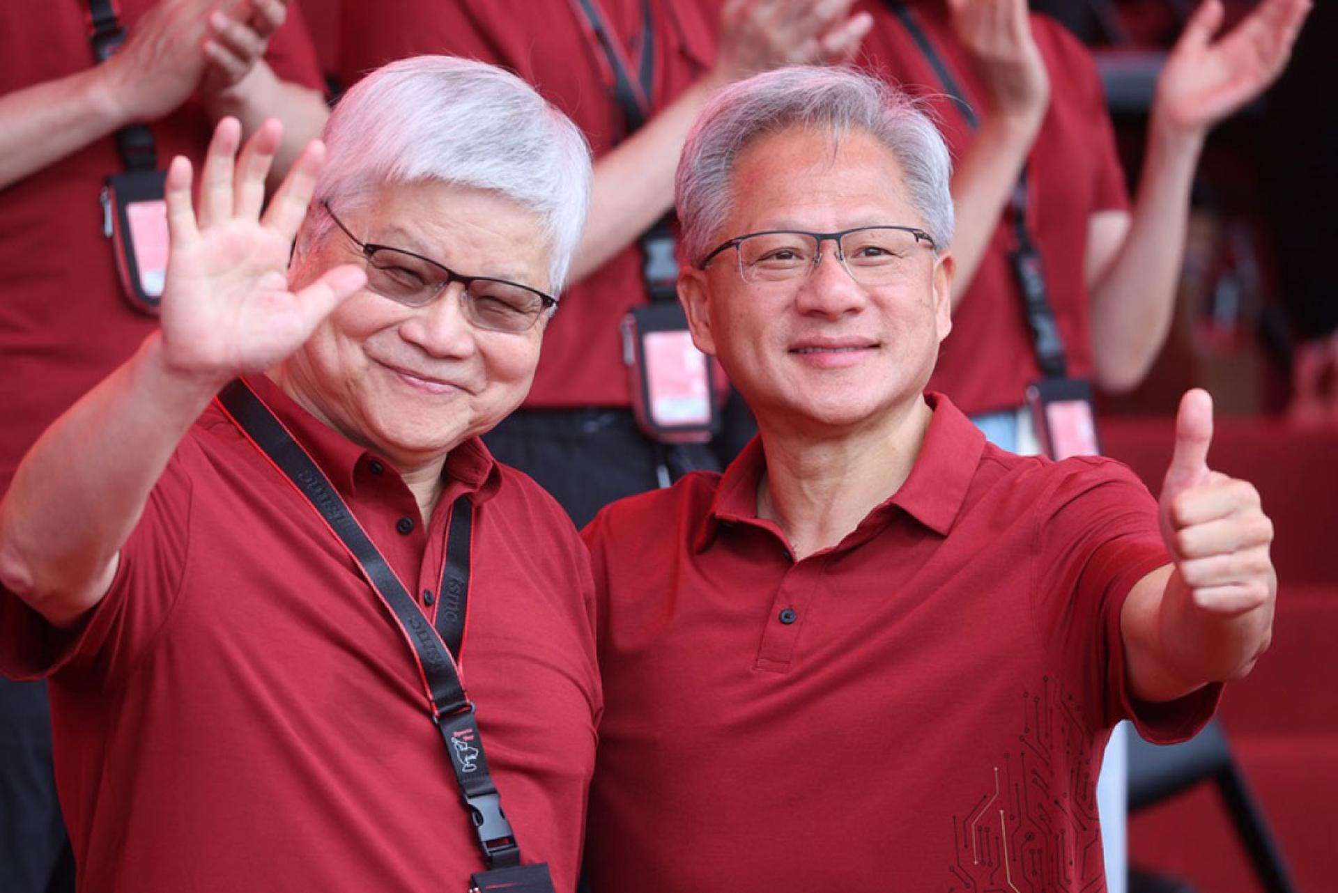 英伟达创办人兼行政总裁黄仁勋（右）盛赞台积电董事长暨总裁魏哲家（左）是“我们这个时代最具影响力的人物之一”。