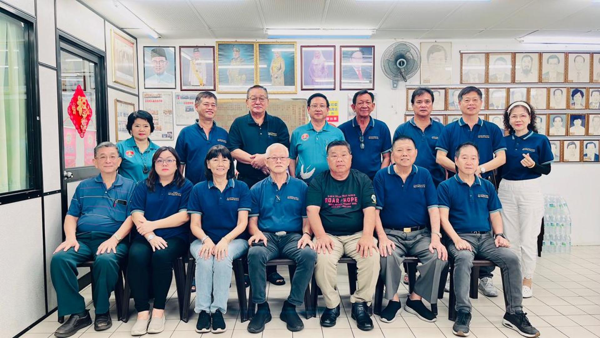 美里福州鹤龄俱乐部五一劳动节联欢庆典暨第20届（2026-2027年度）理事就职典礼筹备会成员合影。左3起为筹备会主席吕赛珍，大会主席俞贤崧，大会第一副主席拿督阮兴德，以及大会第二副主席刘美昌。