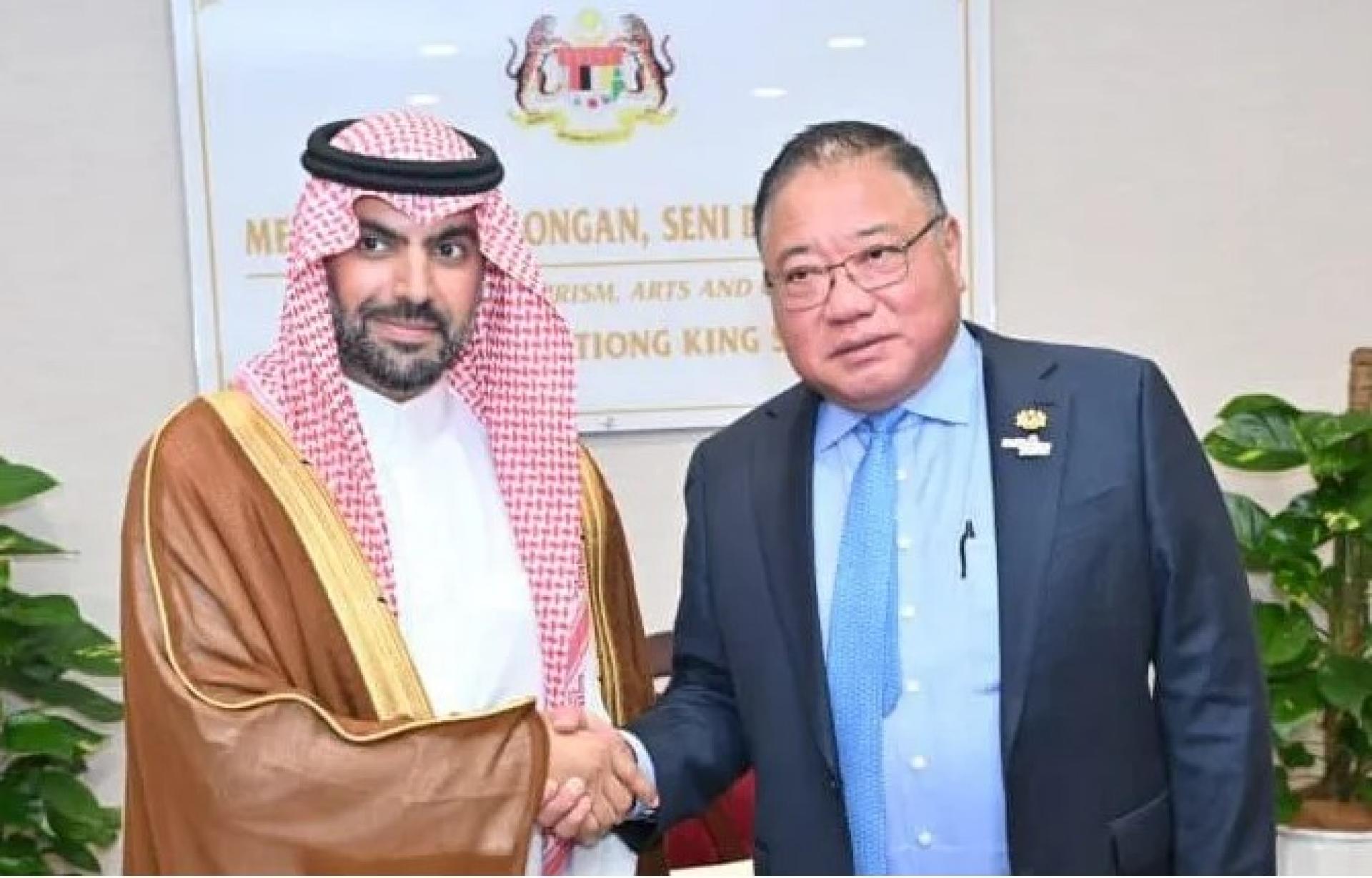 张庆信（右）在双边会谈中与沙特文化大臣握手，进一步加强文化合作。照片：旅游、艺术及文化部