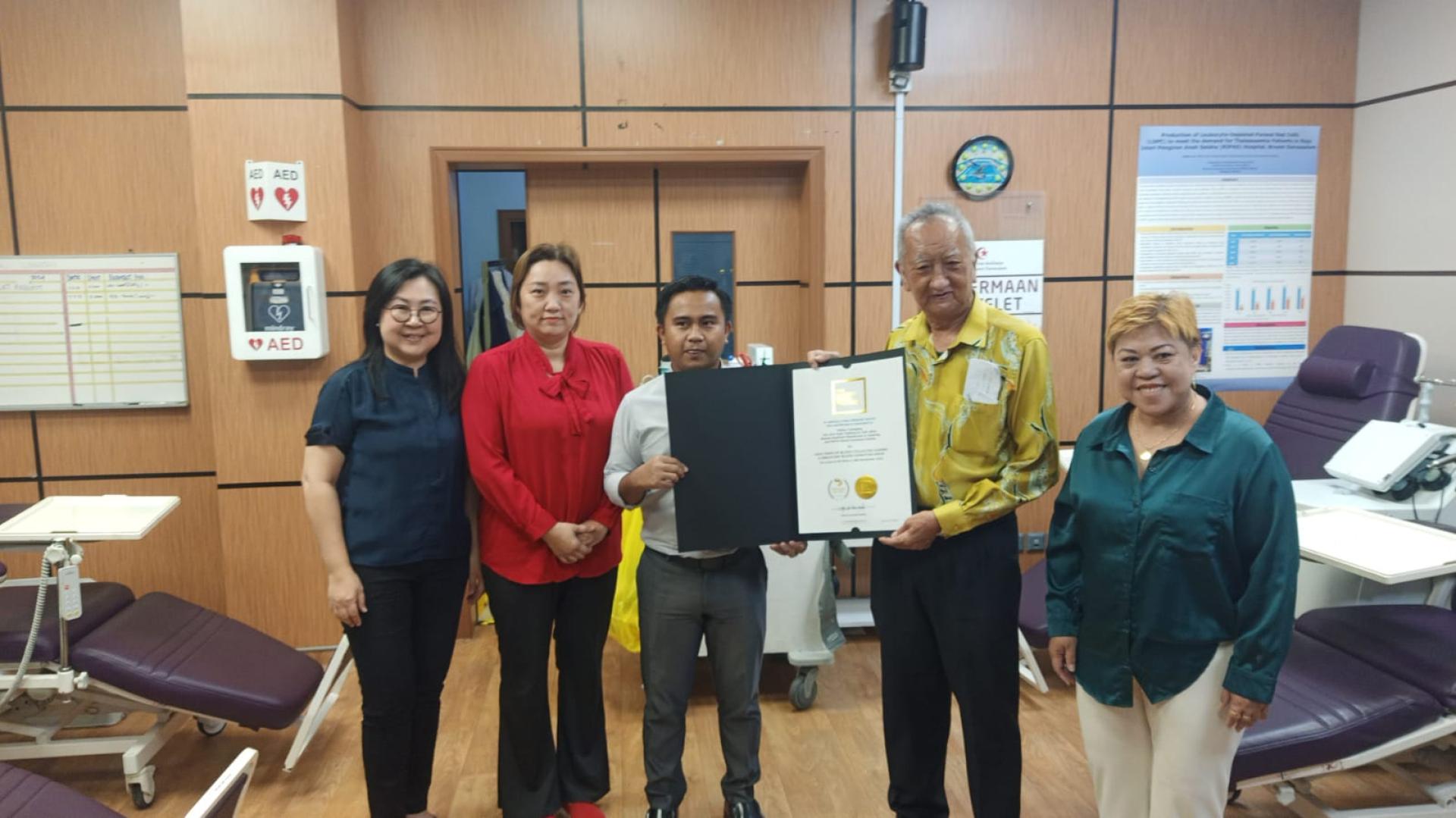 官方《汶莱记录大全》代表莫哈末苏克里（左三）将荣誉证书颁发予新金发集团董事经理李洽强（右二）