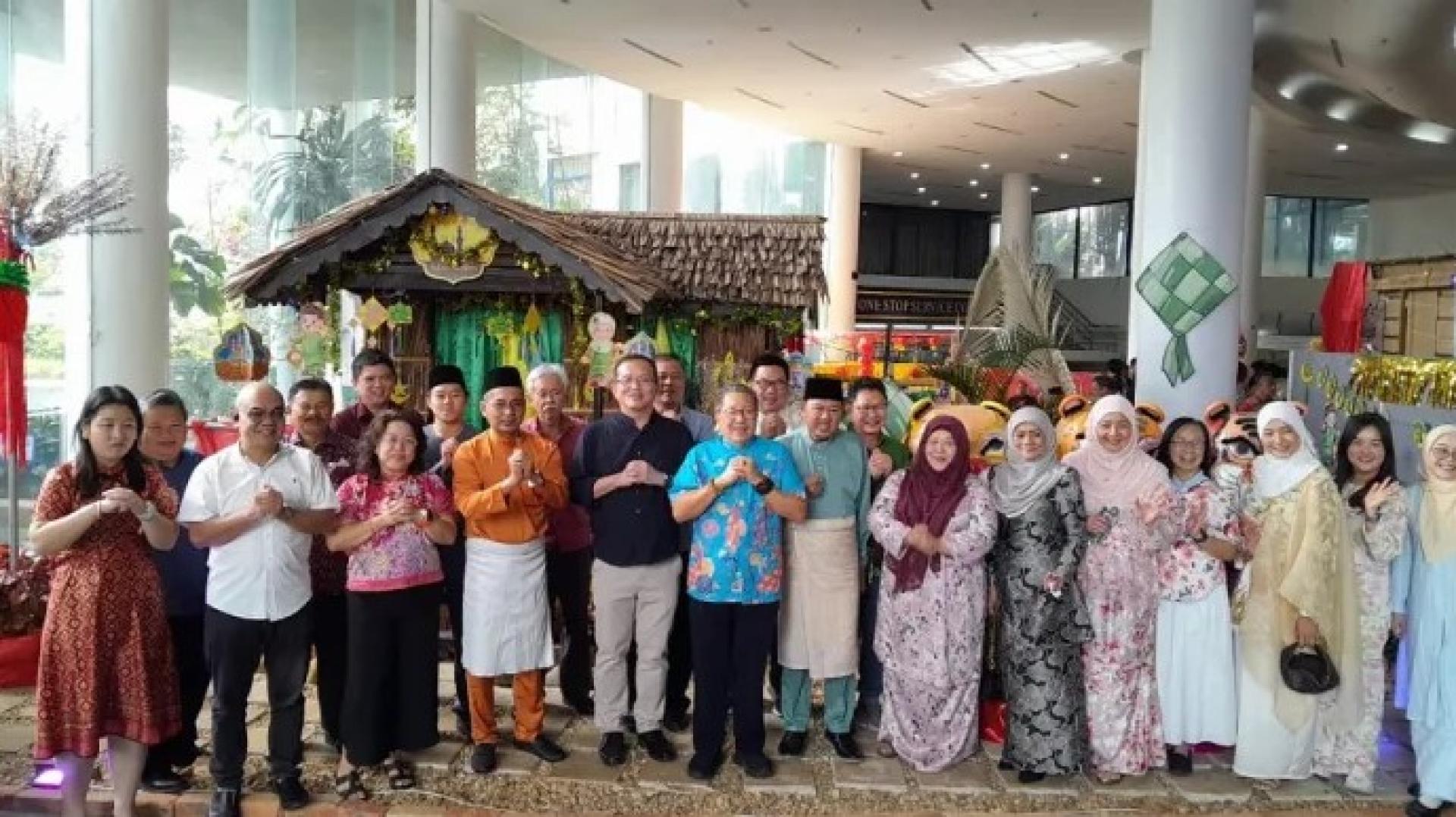 黄鸿圣（左6）于2026年4月16日在市政厅大厅与MBKS职员合影留念。