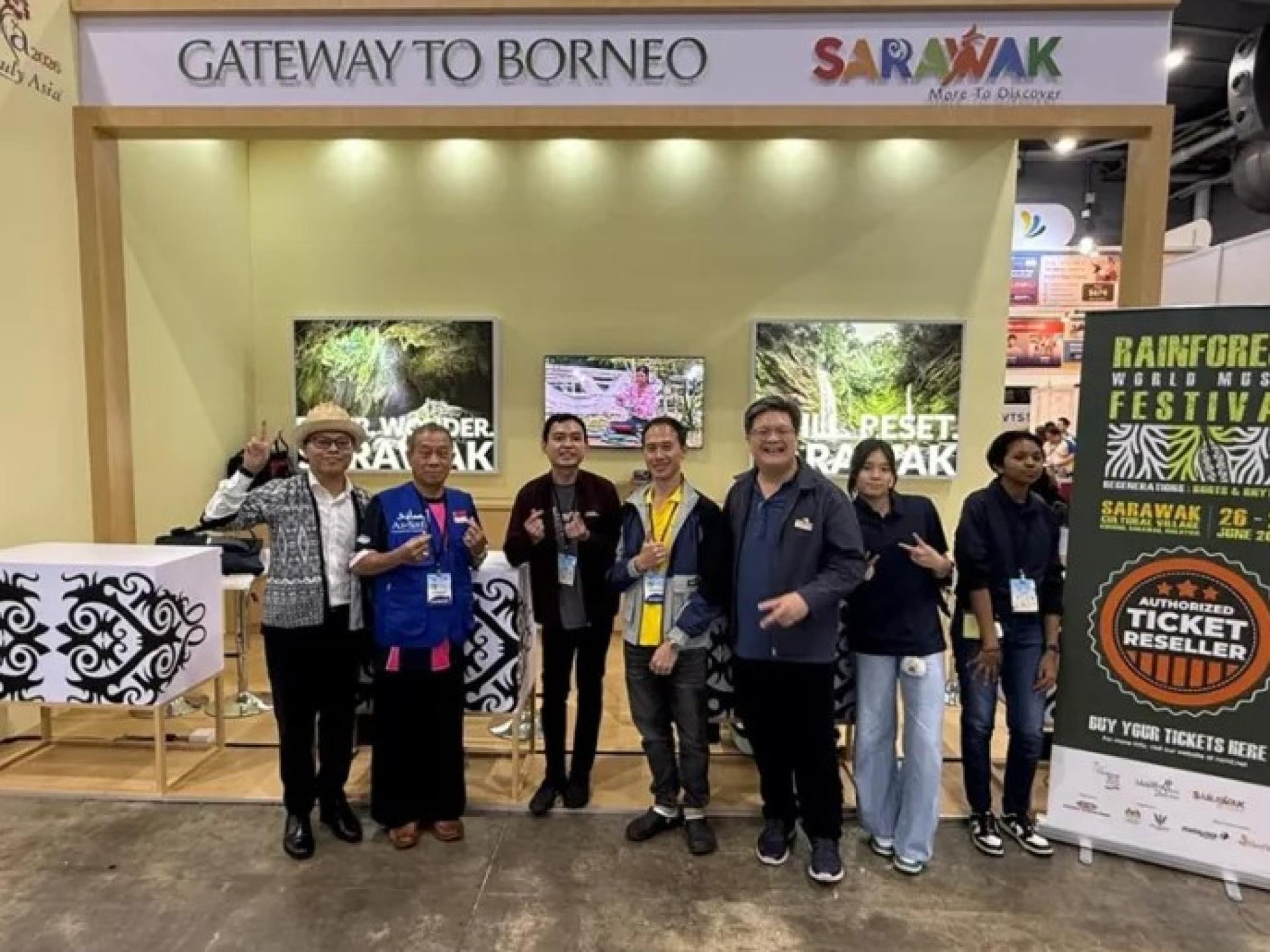 砂拉越旅游局与参展商在2026年4月10日至12日于新加坡博览中心举行的马来西亚旅游展合影留念。