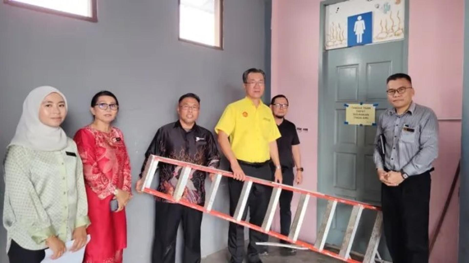 叶耀星（左4）于2026年4月16日与JKR官员在SK Satria Jaya合影。