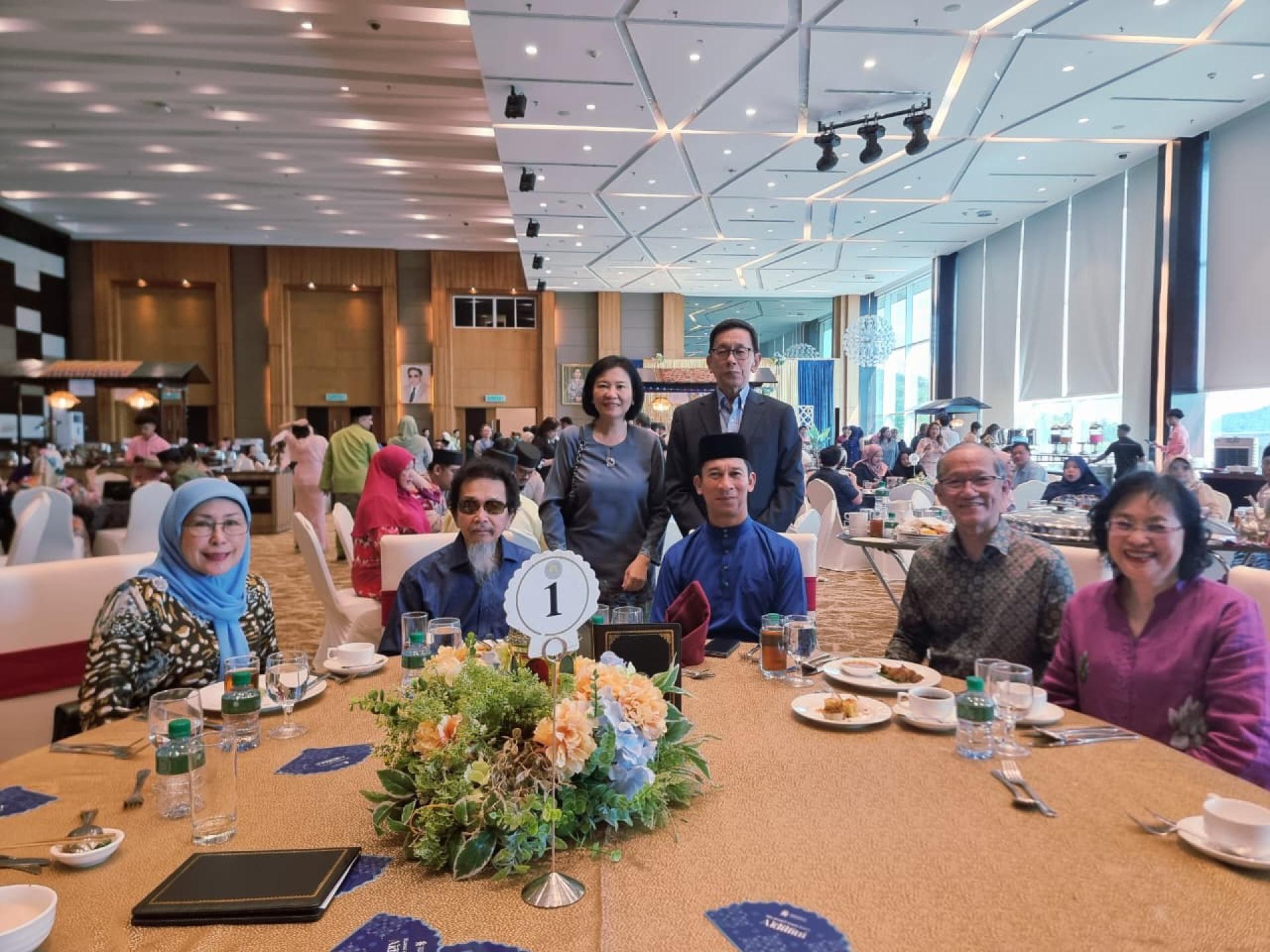 殷商包平生伉俪（右一、右二）、张福利（后站者右一）出席汶莱渣打银行开斋节庆典招待活动时摄。坐右三者为渣打银行首席执行官彭基兰阿基。