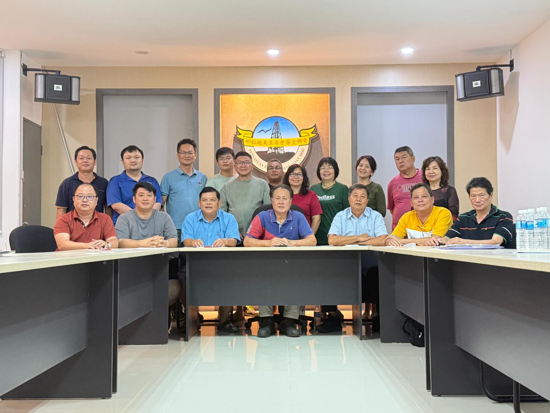 美里省会宁同乡会家庭日暨庆祝双亲节午宴筹备会成员合影。图中为会长张志明，右3为筹备会主席兼署理会长黄桠桔。