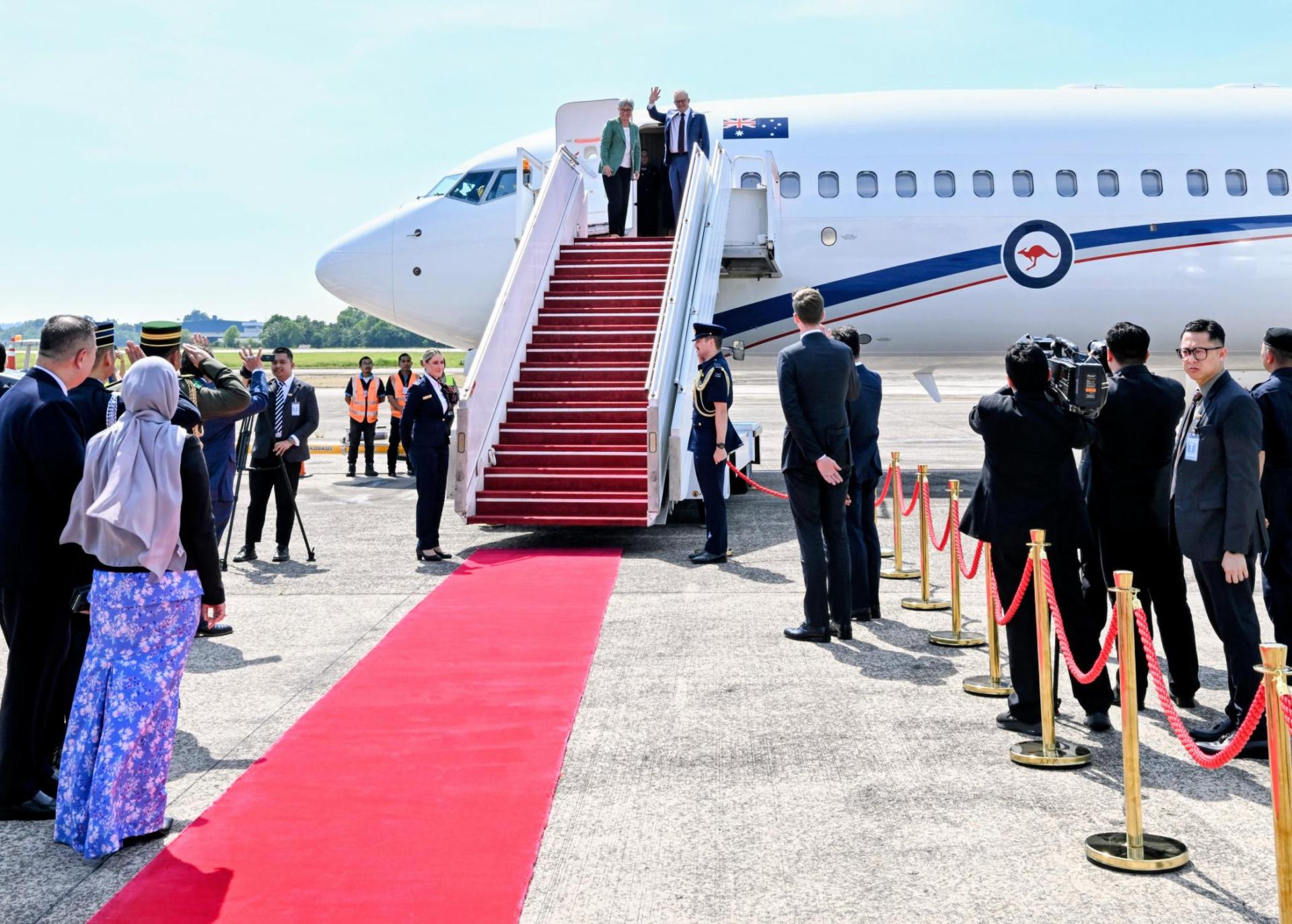 澳大利亚总理安东尼阿尔巴内斯结束访问离开汶莱