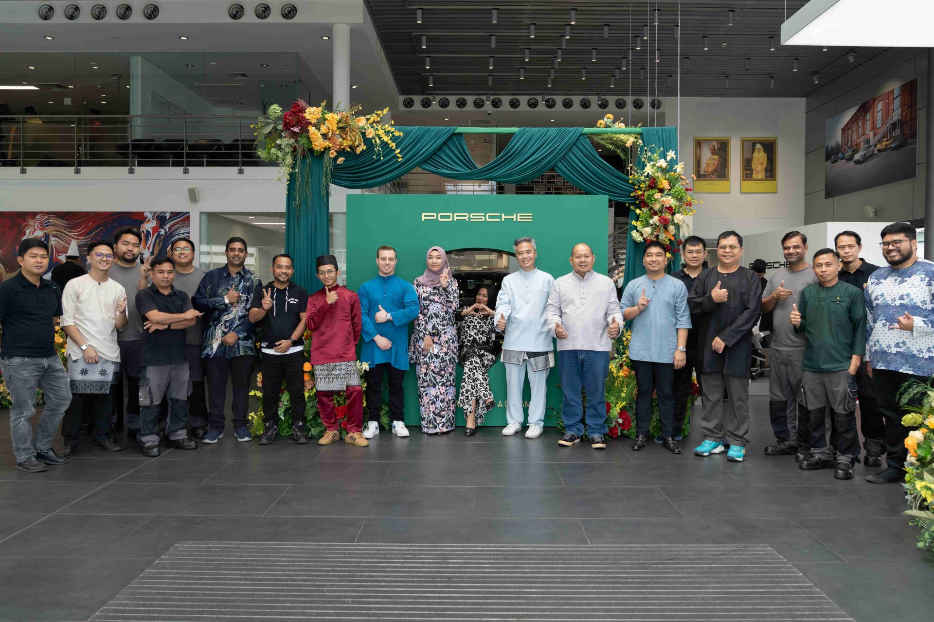 保时捷汶莱副总经理丹尼尔卢与出席嘉宾合影