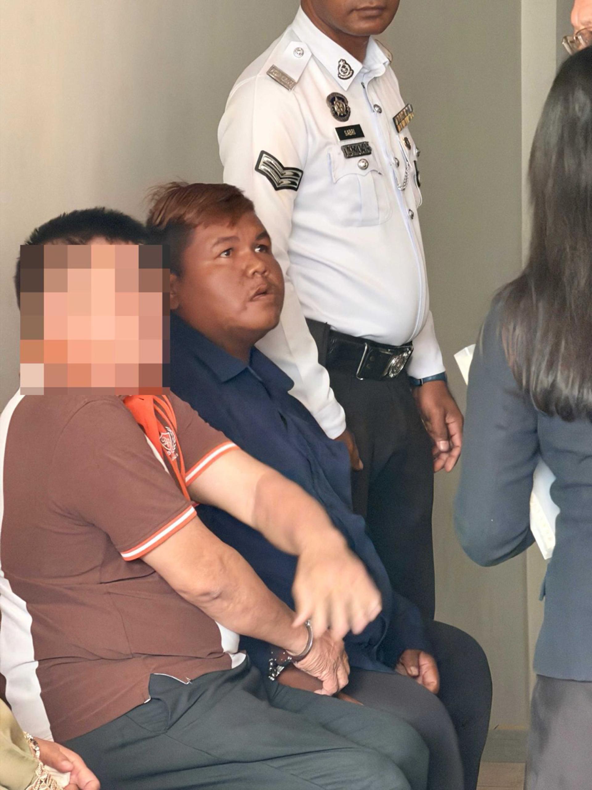 身穿深蓝色衣服的男被告在面控时俯首认罪。