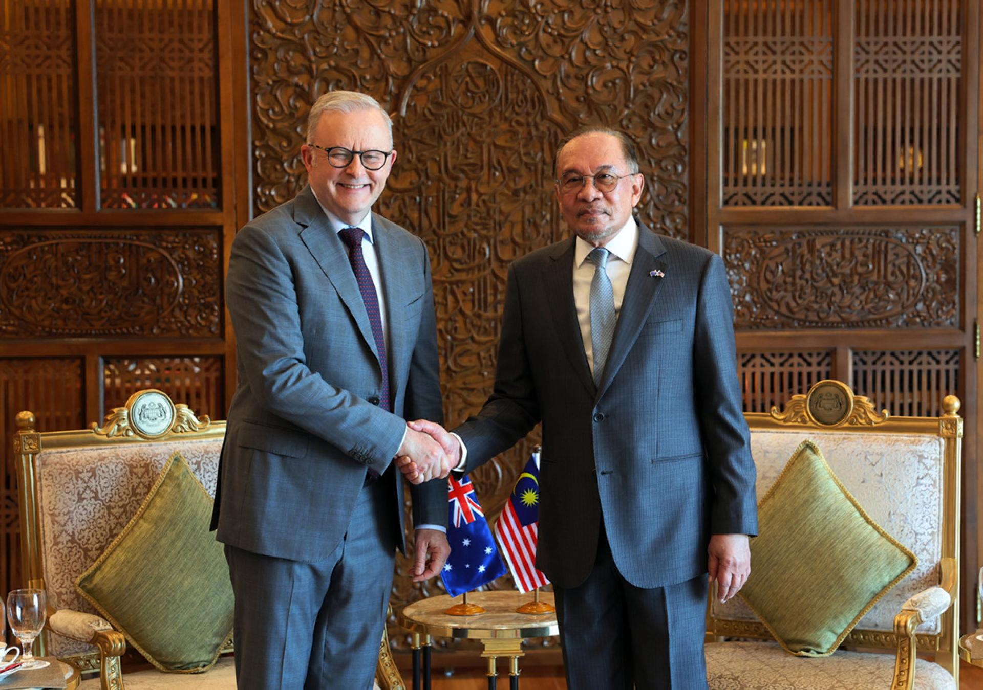 安华（右起）欢迎阿尔巴尼斯到访我国，两人握手合影。