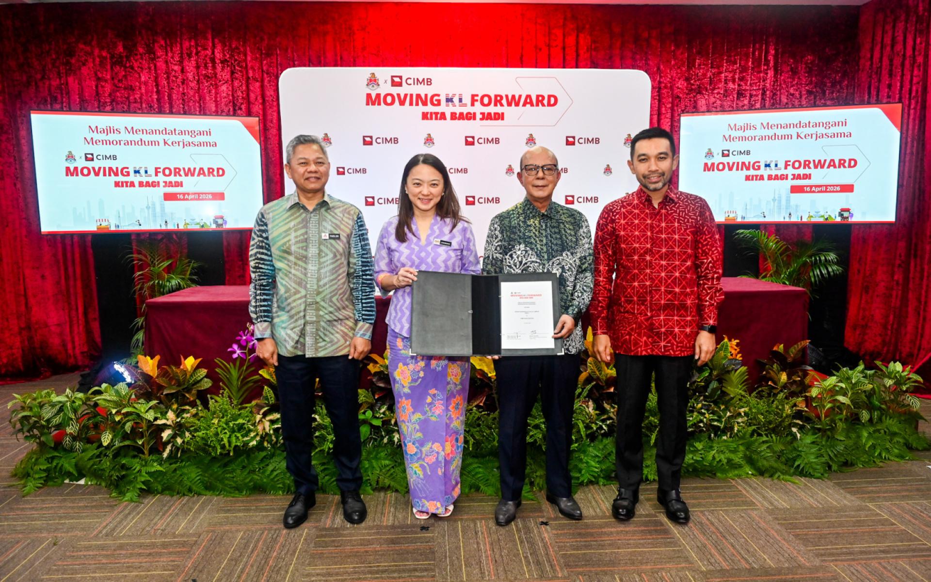 杨巧双（左2起）及赛再益阿尔巴，见证法伦（左）及诺万阿米鲁丁（右）签署合作备忘录。