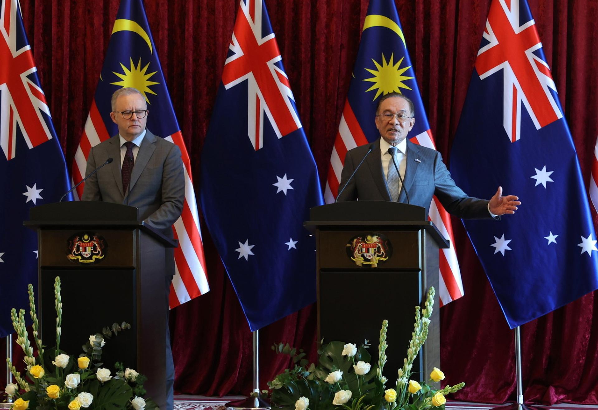 安华（右）：马来西亚欢迎澳洲呼吁结束在加沙的敌对行动，这一立场至关重要。左为阿尔巴尼斯。