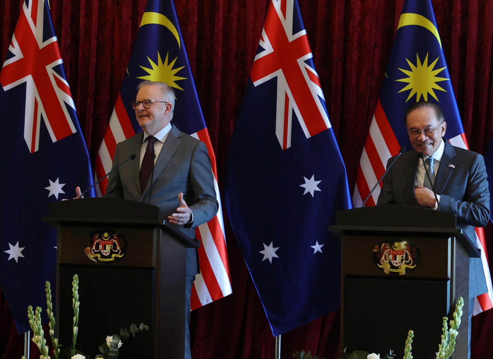 安华（右起）与阿尔巴尼斯召开联合记者会时指出，教宗的讯息代表一种超越宗教界限的普世道德诉求，并强调和平的呼声应得到各宗教信仰及各国人民的支持。