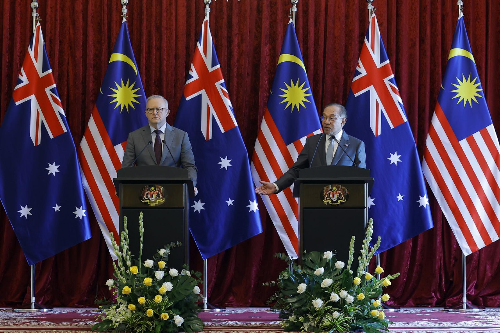 安华（右起）和阿尔巴尼斯会晤后，召开联合记者会并发表联合声明时说，两国承诺促进两国间开放稳定的贸易流动，包括关键能源供应。