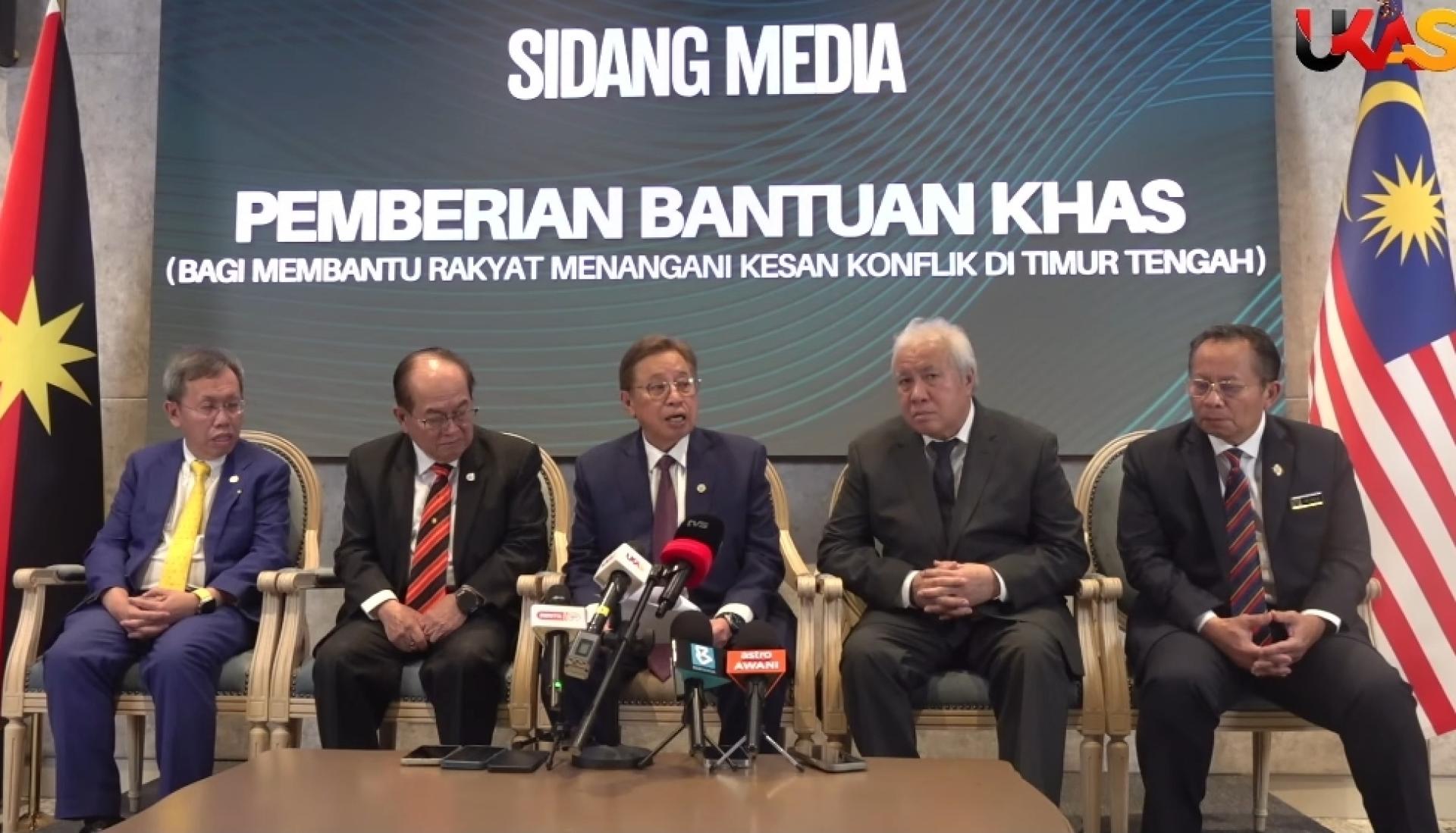 砂总理拿督巴丁宜丹斯里阿邦佐哈里（中）在三名副总理，包括左起拿督阿玛沈桂贤、拿督阿玛道格拉斯、拿督阿玛阿旺登雅以及州务秘书拿督阿玛阿布巴卡的陪同下，在发布会上宣布援助配套。