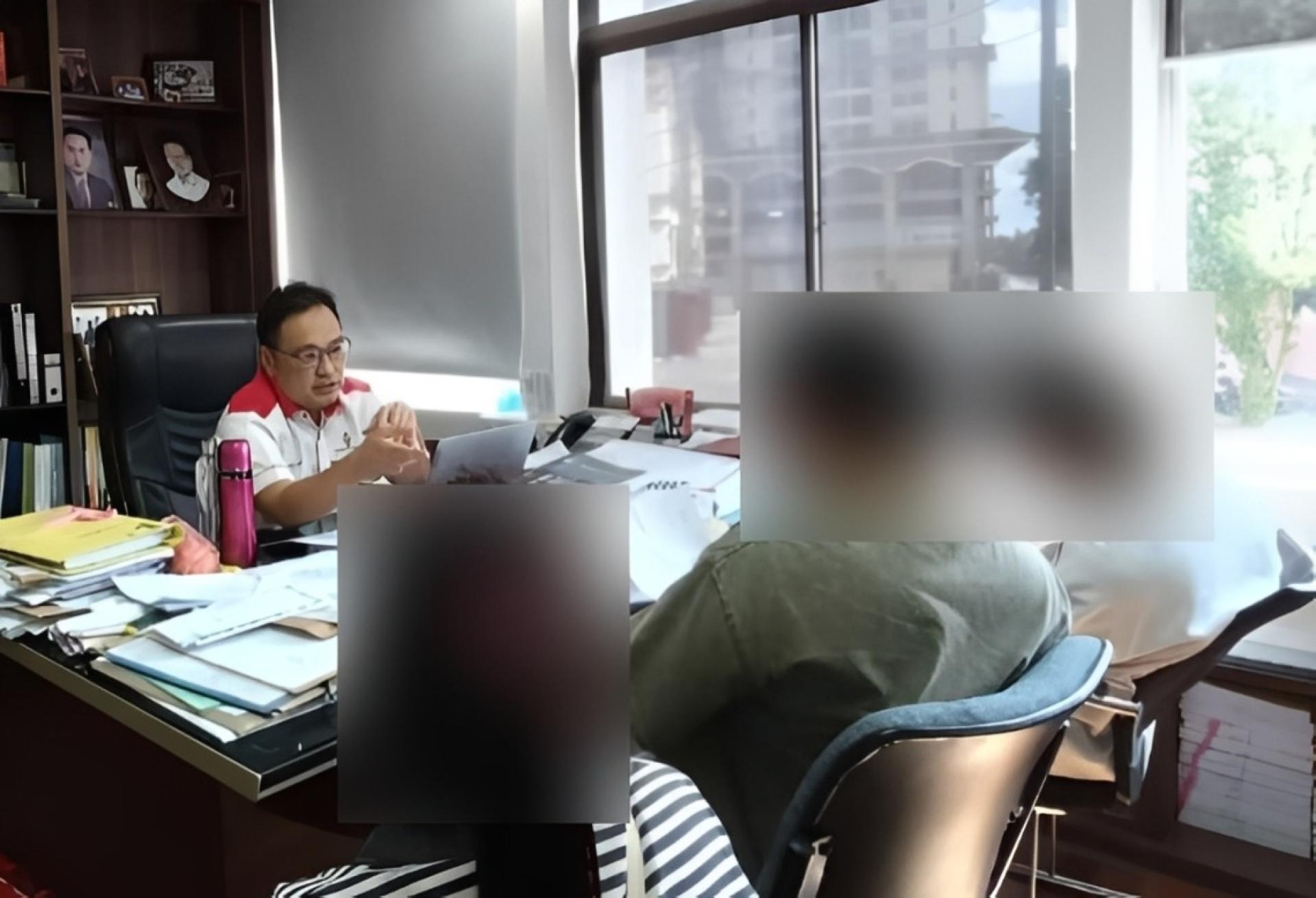 青年在家人的陪同下，求助张健仁。