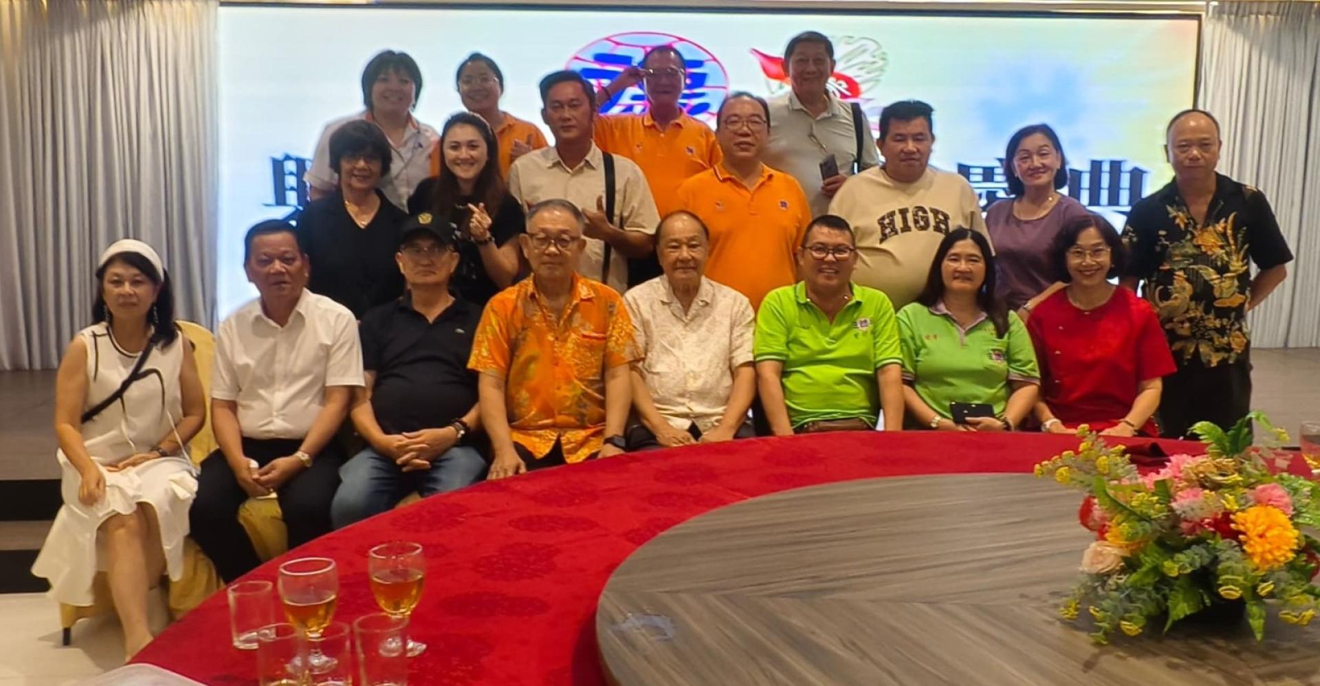 古晋德教会济兴善社联合石隆门的德教会紫戊阁与德教会紫卯阁将办丙午年济阴施阳普度法会筹委合影。前排左起为济兴善社署理社长龚德良伉俪、龙华神笔钟金瑞、济兴善社社长陈瑞兴、沙巴亚庇德教会济和善社社长戴荣强、紫卯阁阁长温燕清伉俪等人。