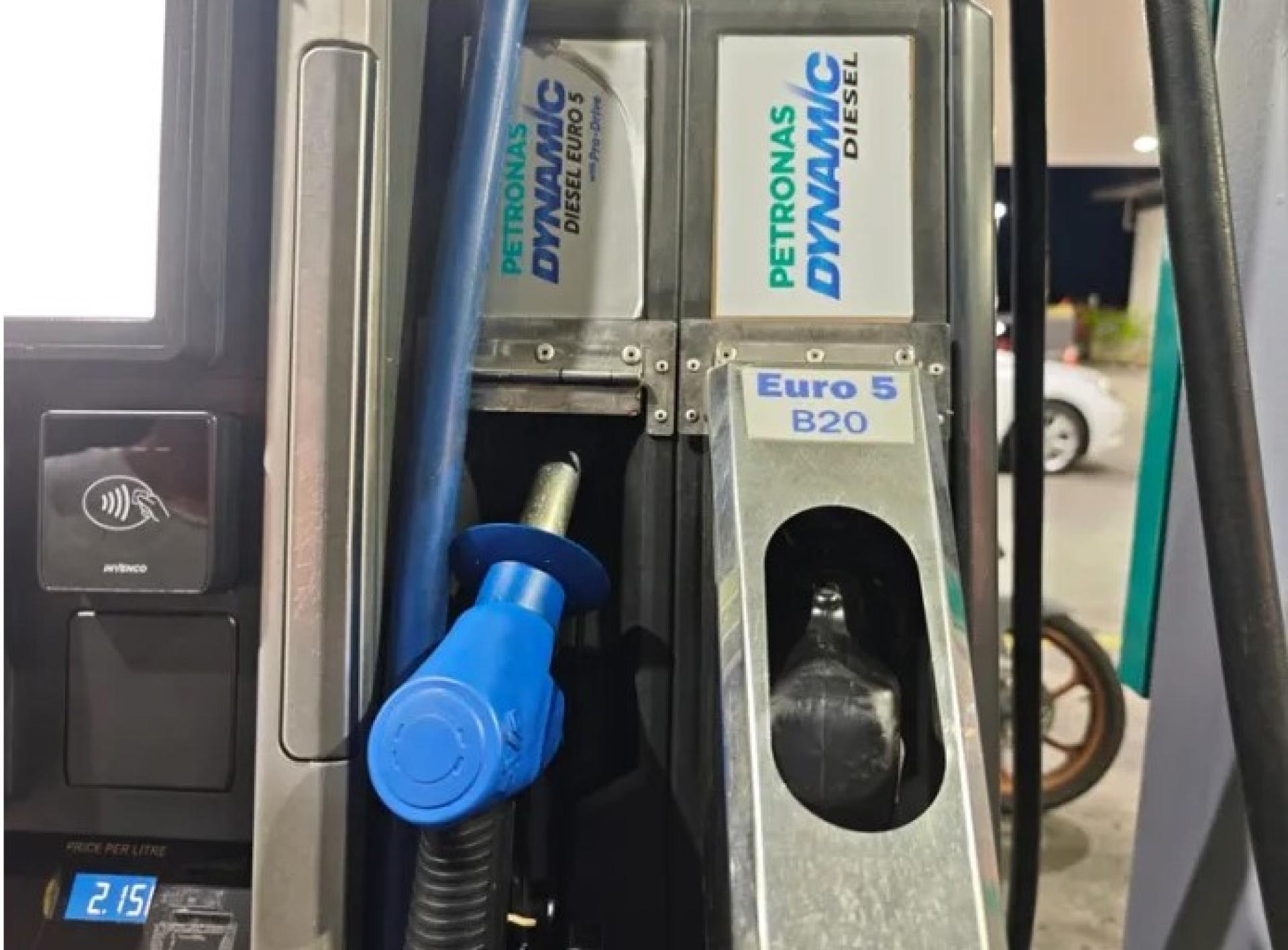 古晋一座加油站的柴油加油泵。