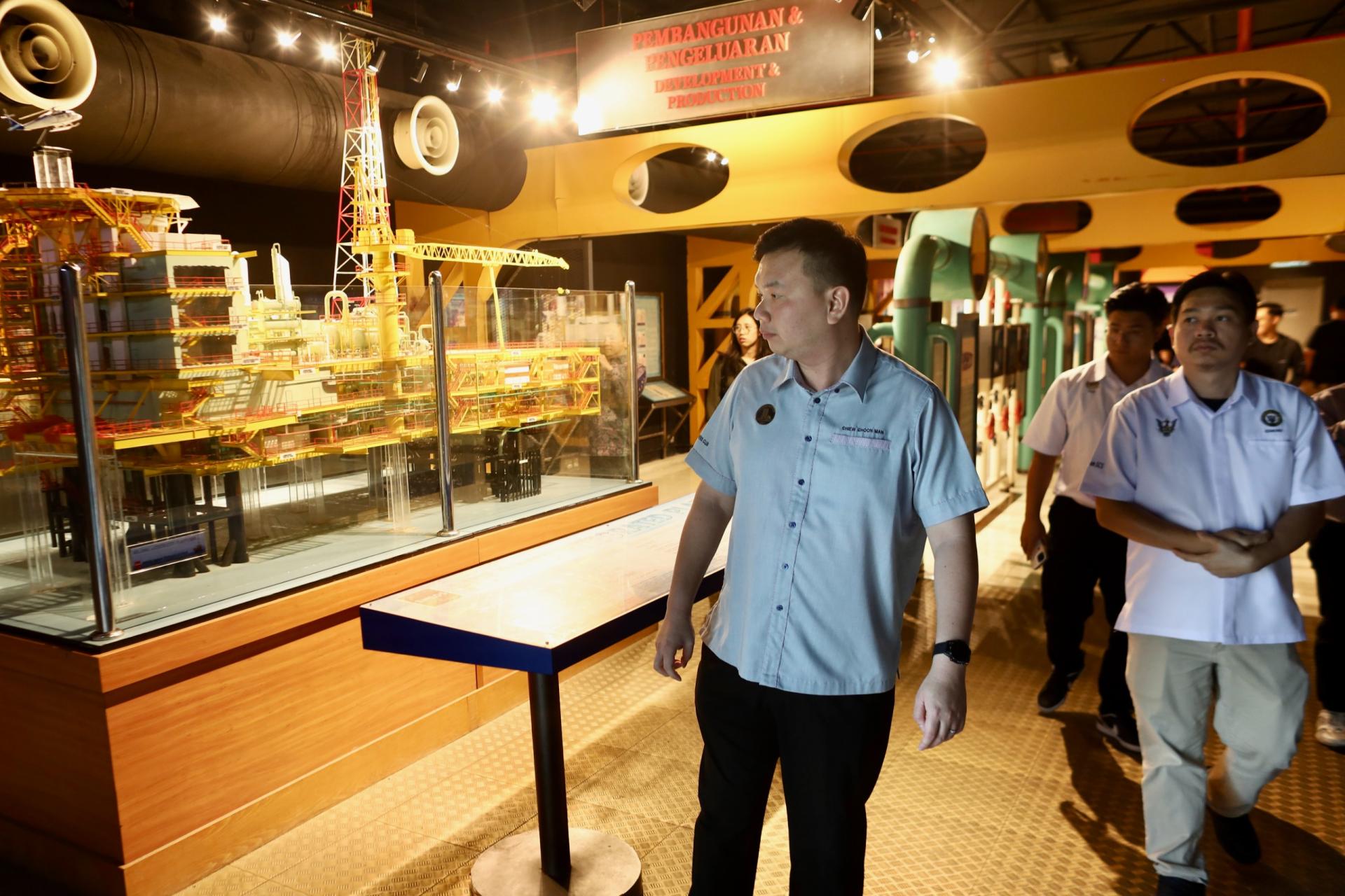 赵俊文考察科学中心展项，强调结合教育与旅游推动科教发展。