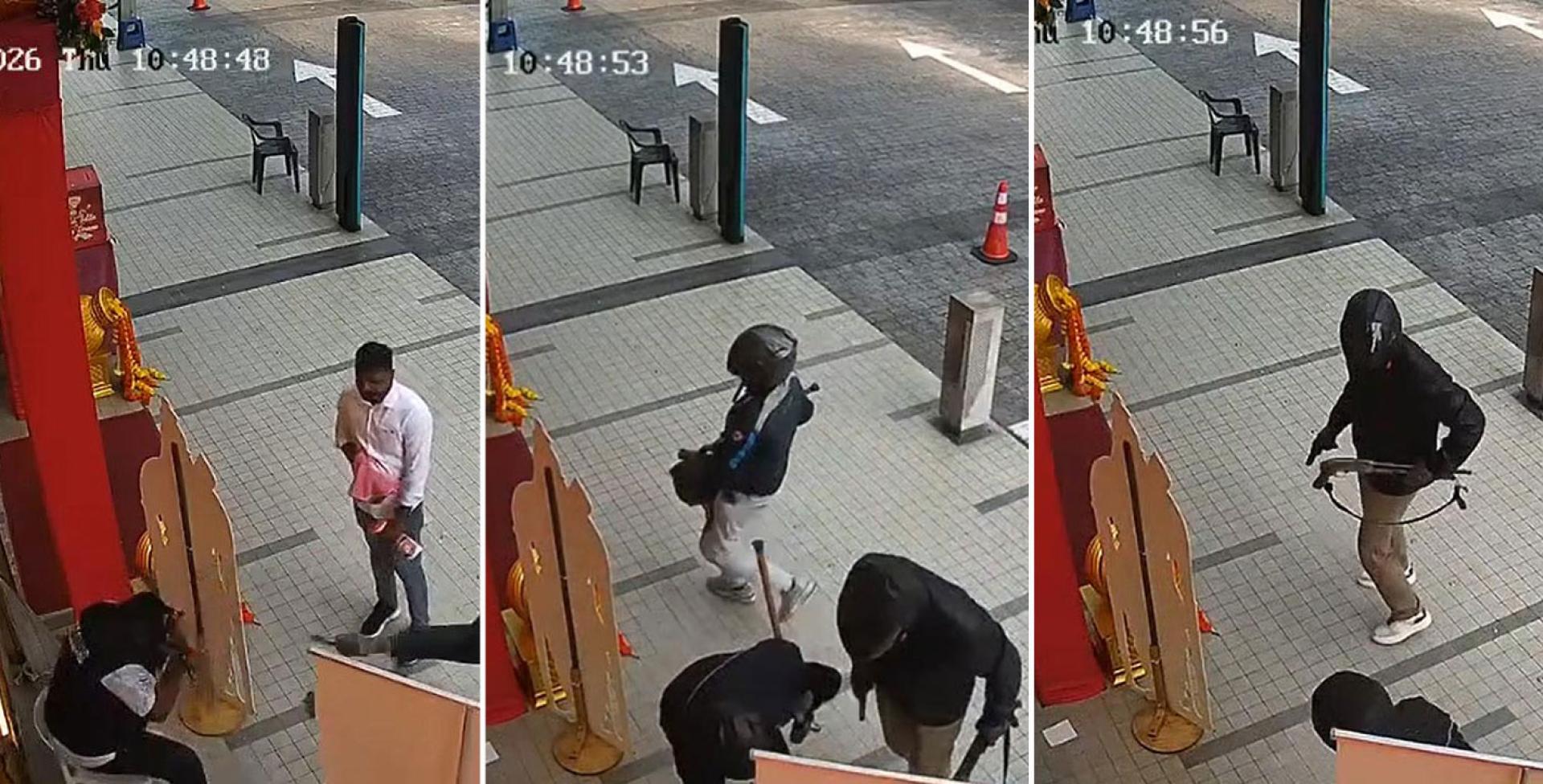 左）匪徒手持疑似手枪指向保安员。（中）两名匪徒制伏保安员，同党则直接跑入金店。（右）匪徒夺走保安员的气枪。