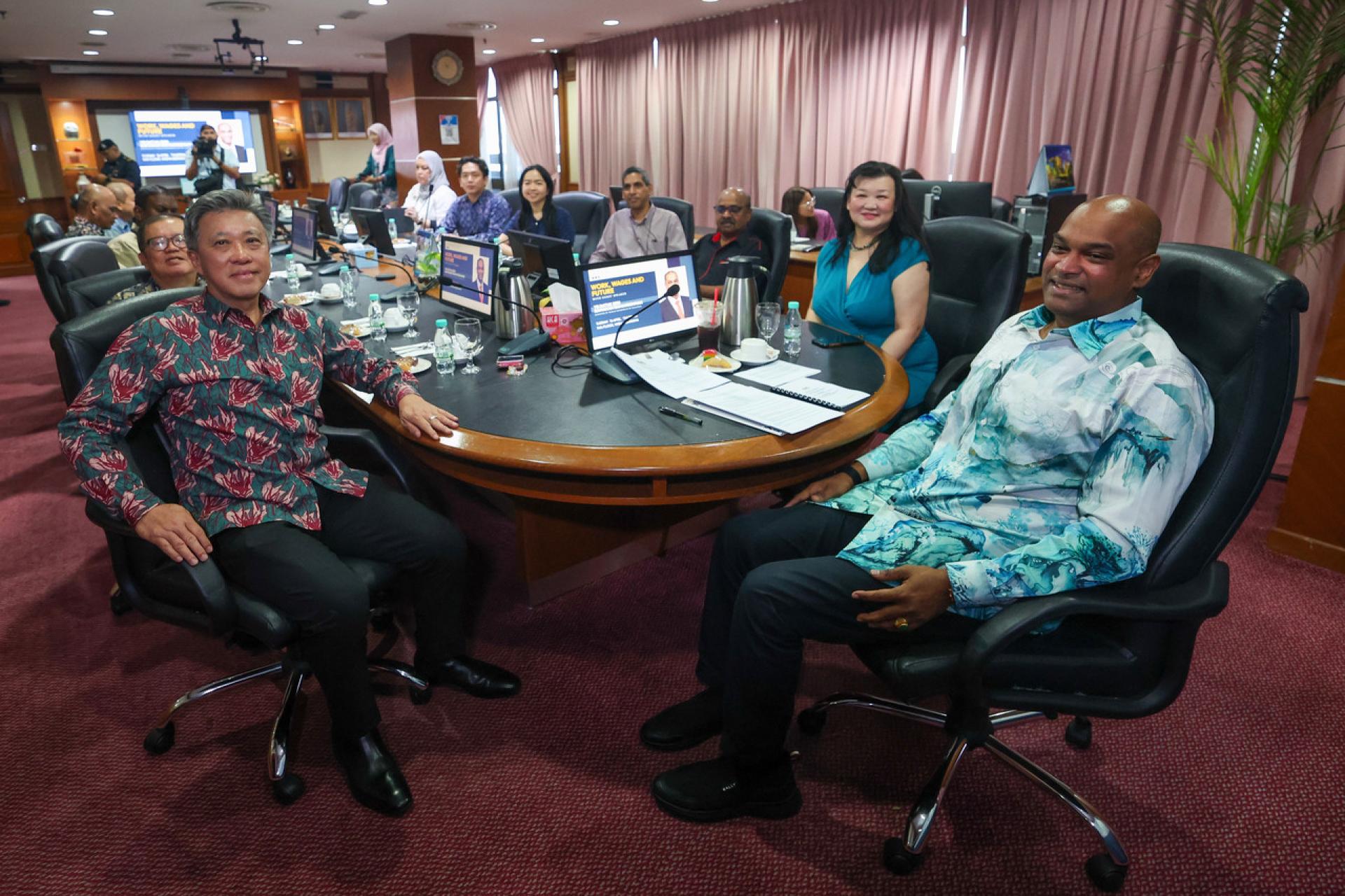 拉马南（右）周四出席由“Concorde”俱乐部主办的“工作、薪资与未来”对话会，左为主持人黄振威。