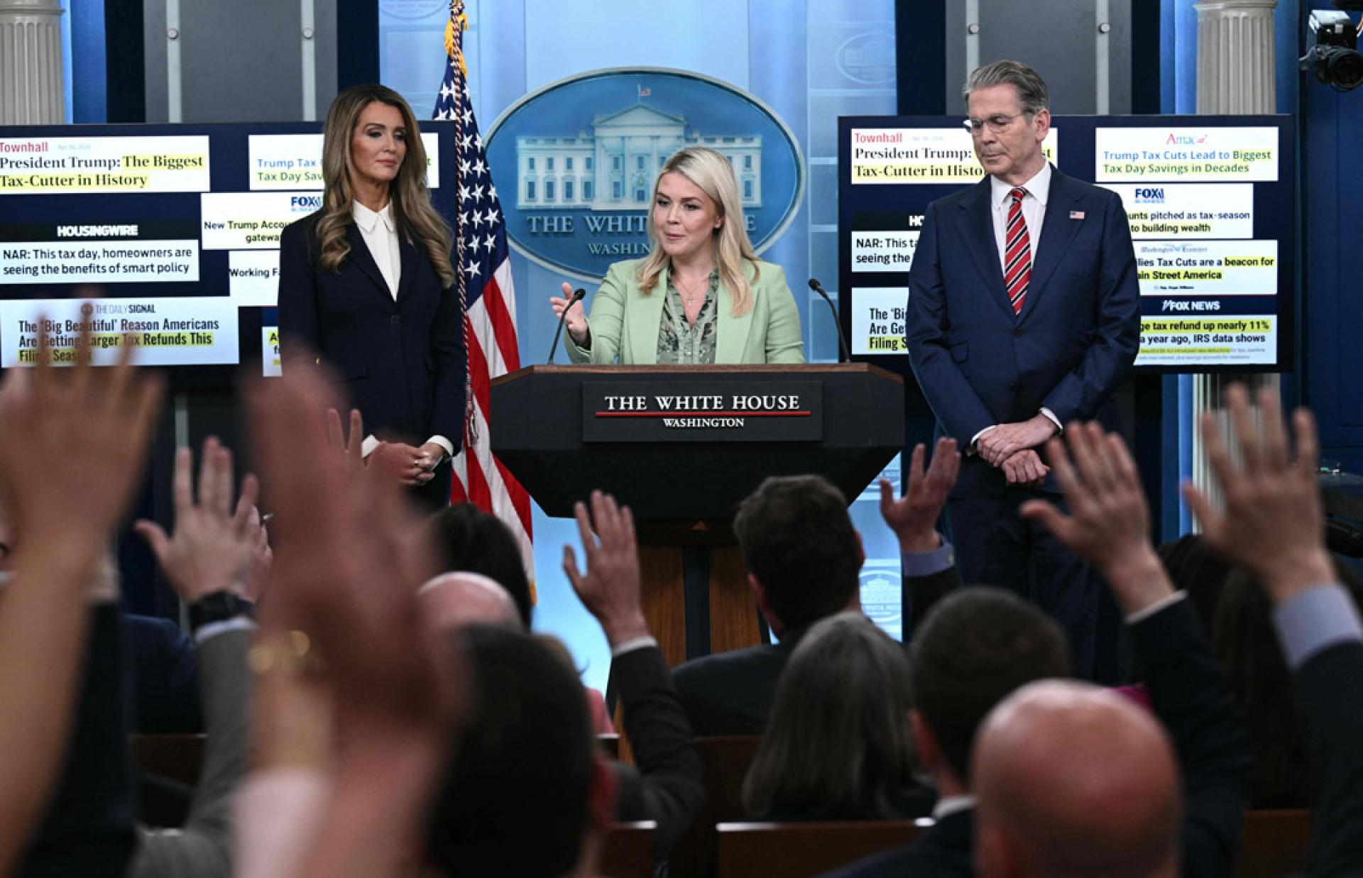 媒体踊跃向莱维特提问。