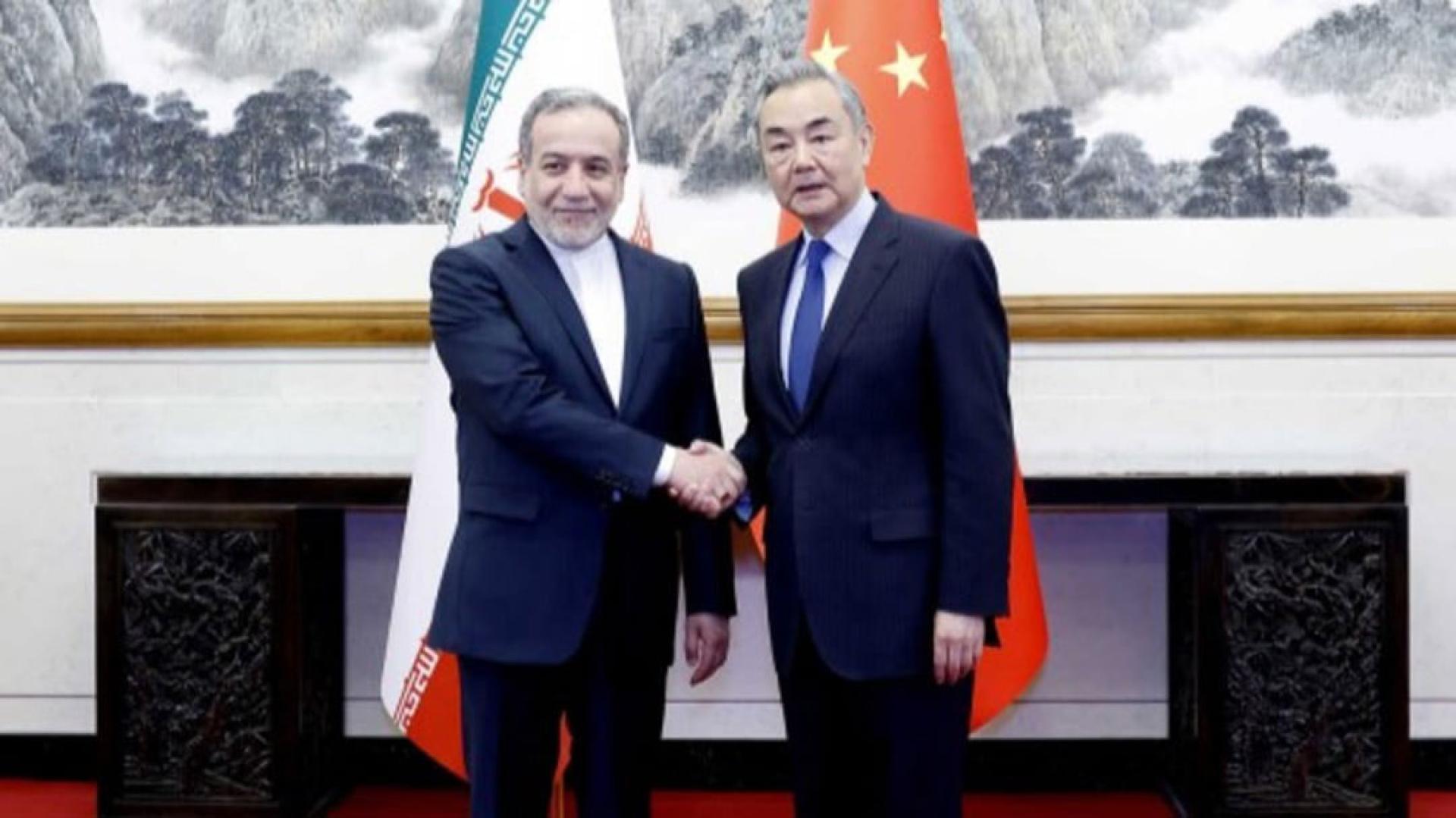 中国外交部长王毅（右）15日与伊朗外长阿拉格齐（左）通电话。（档案照）