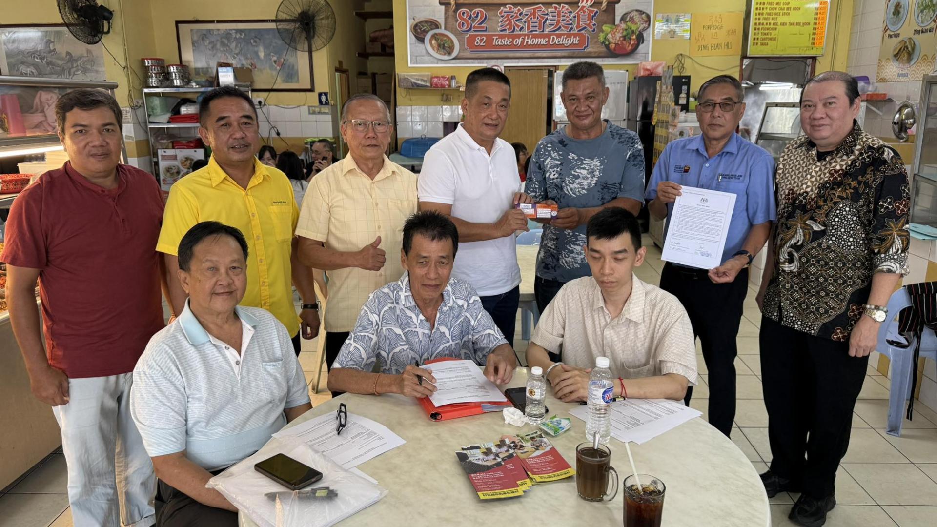 砂巴都林当区议员施志豪（站中）向成功申请者（站右3）移交砂社会福利局福利受惠者证明卡。右起为巴都林当区社区领袖本固鲁拿督贝朝兴、常驻砂古晋省社会福利局资深志工庄诚德、本固鲁严安干、古晋圣德恩宫坛主志工陈义华，以及众巴都林当区议员施志豪服务人民团队成员同见证。