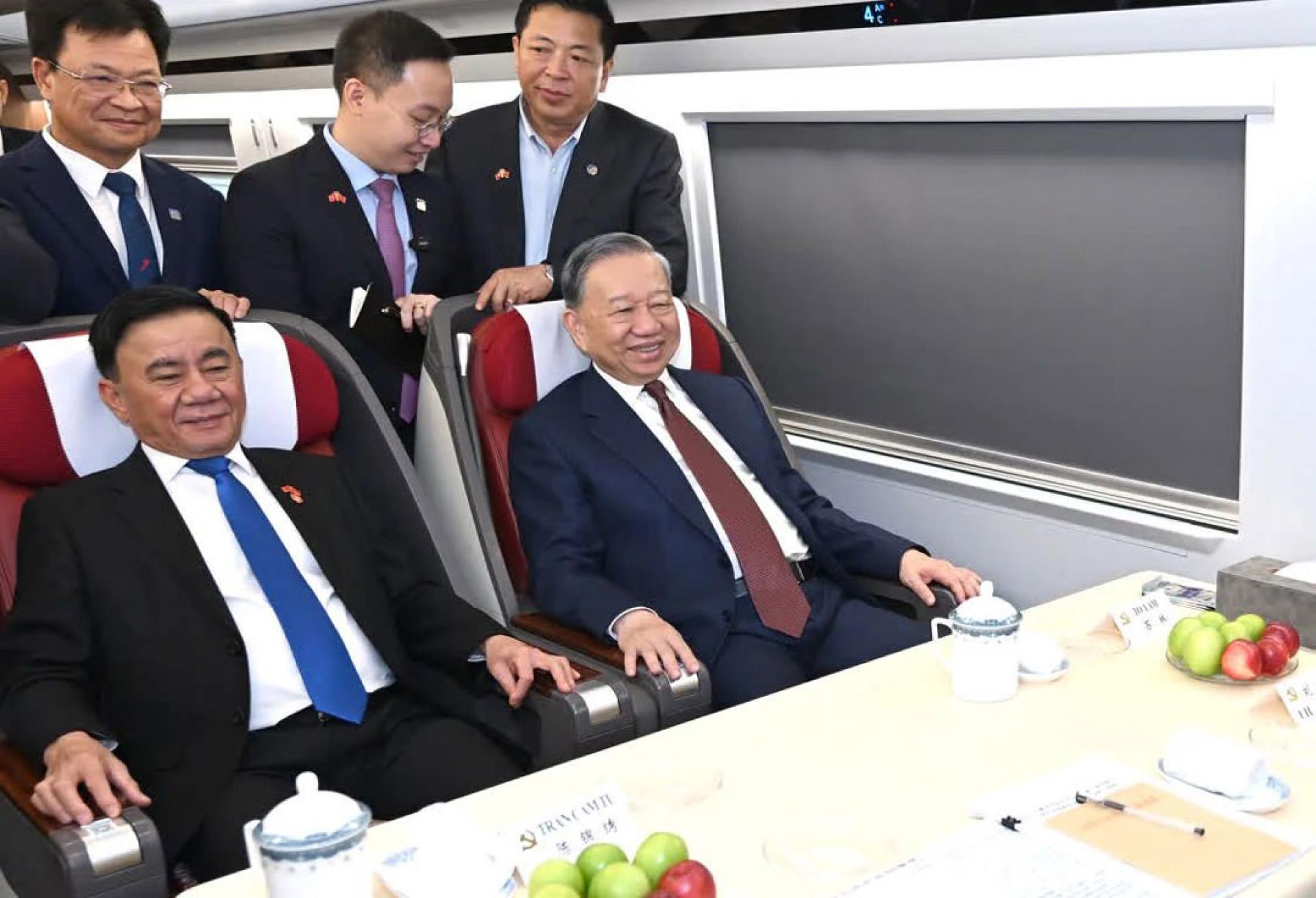 越共总书记、越南国家主席苏林（前排右）选择乘坐高铁到广西参访。