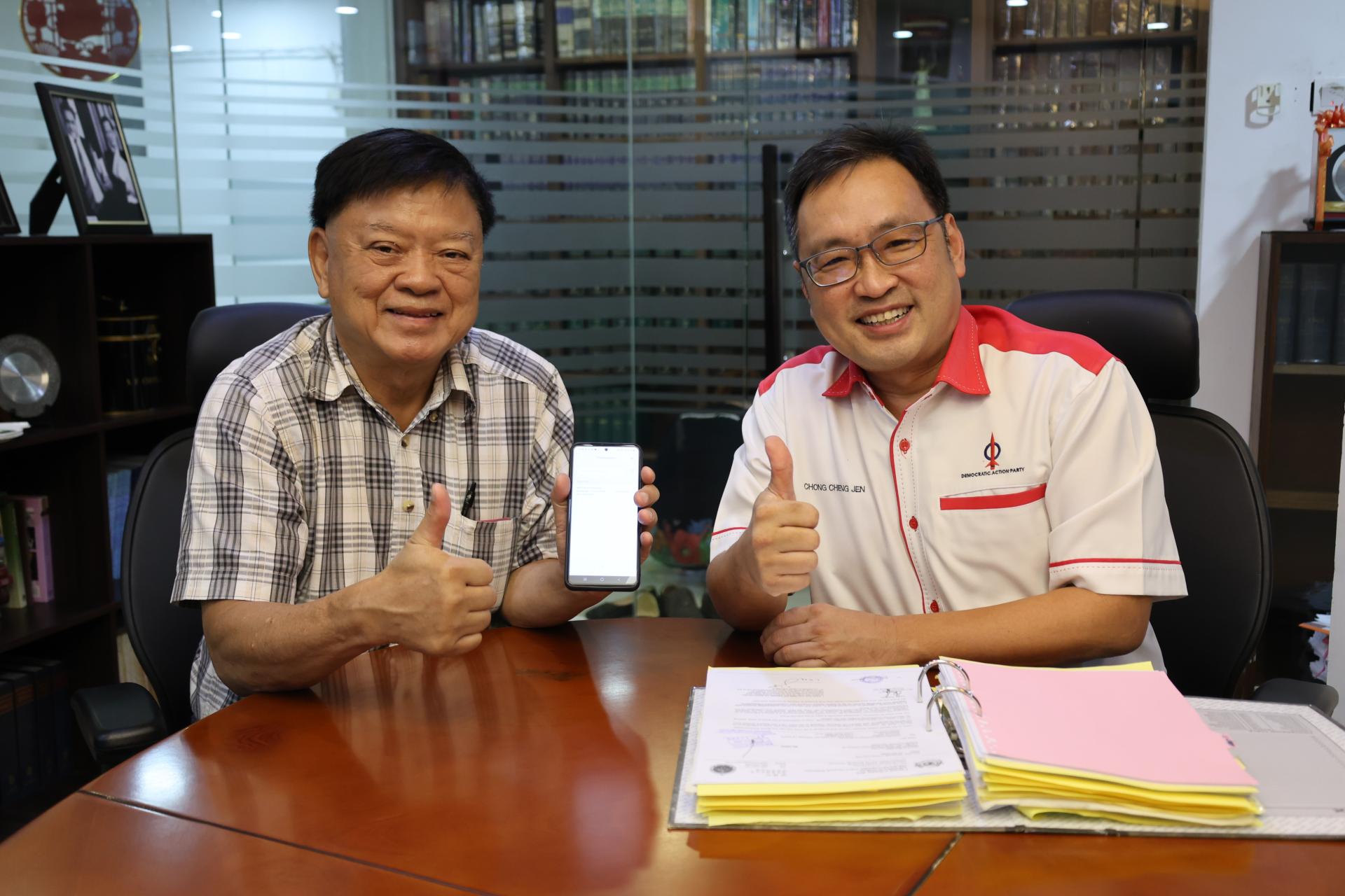 蔡先生（左）成功拿回马来亚银行全额退还其海外被盗的失款后，露出久违的笑容，昨日特地登门答谢张健仁的协助！