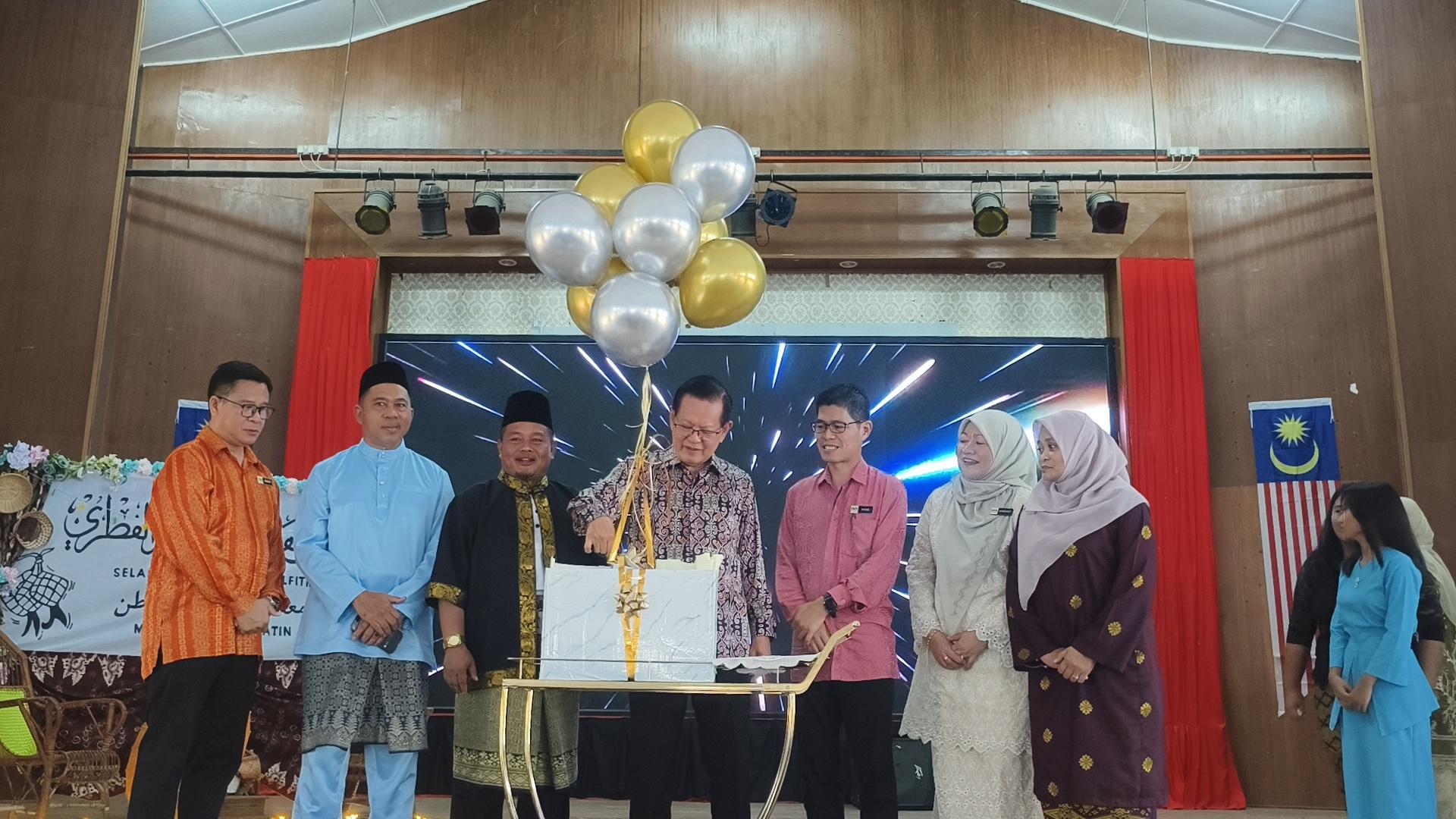 砂拉越交通部长兼史纳汀区州议员拿督斯里李景胜（中）为美里新官中阅读松主持开幕仪式。左3为家教协会主席因德拉，左5为校长黄勤贵。