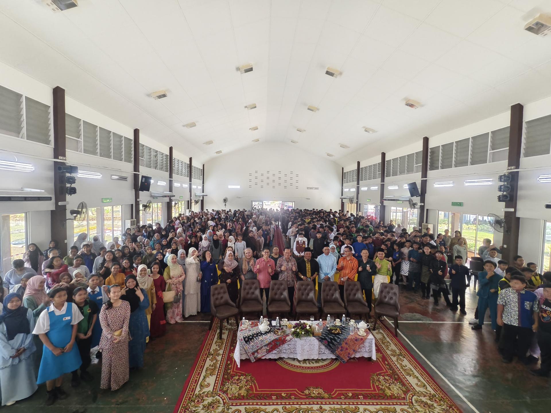 李景胜与全体嘉宾及师生合影留念。