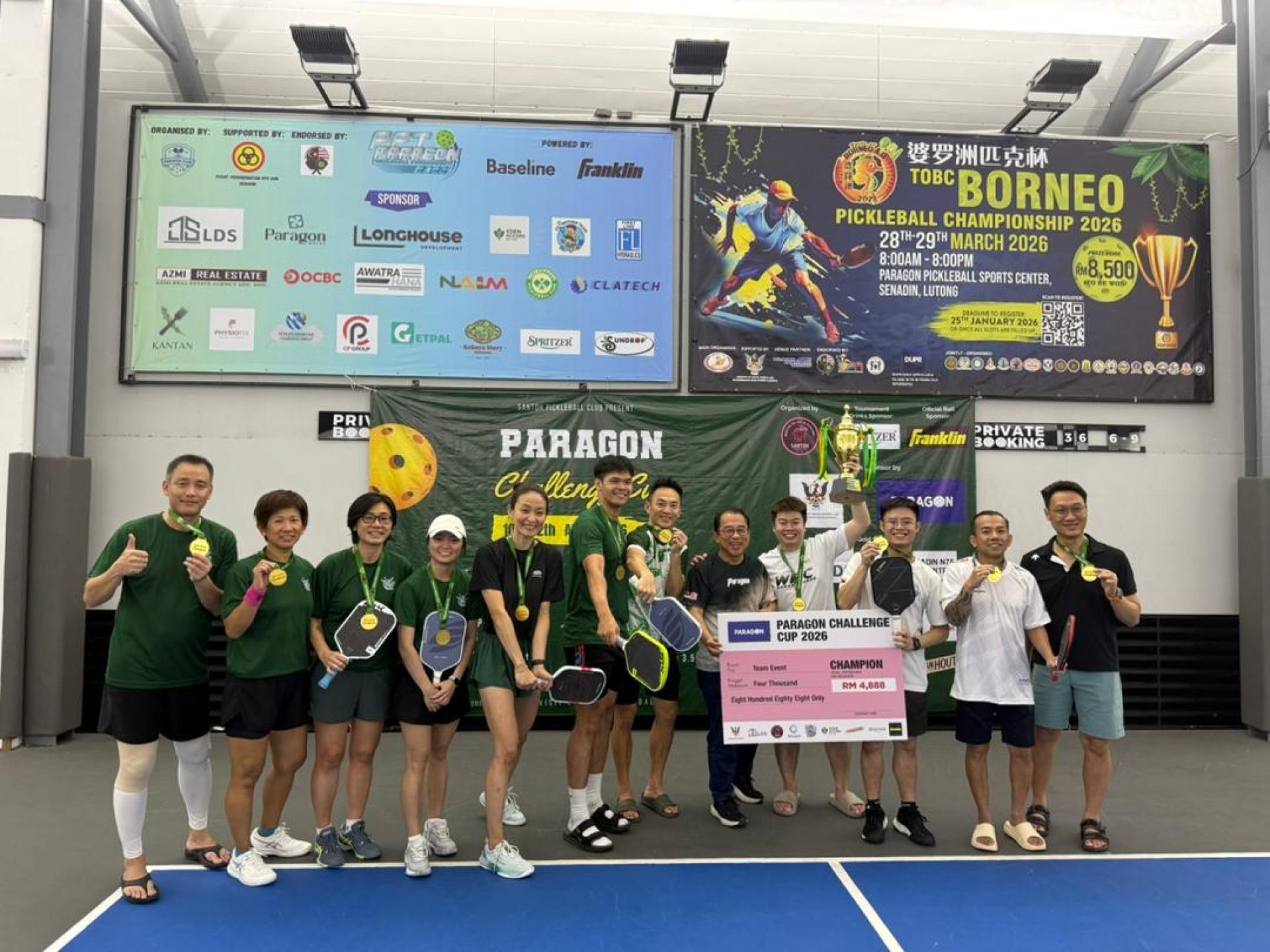 团体赛冠军来自诗巫的IPSS Smashers队于领奖时合影。