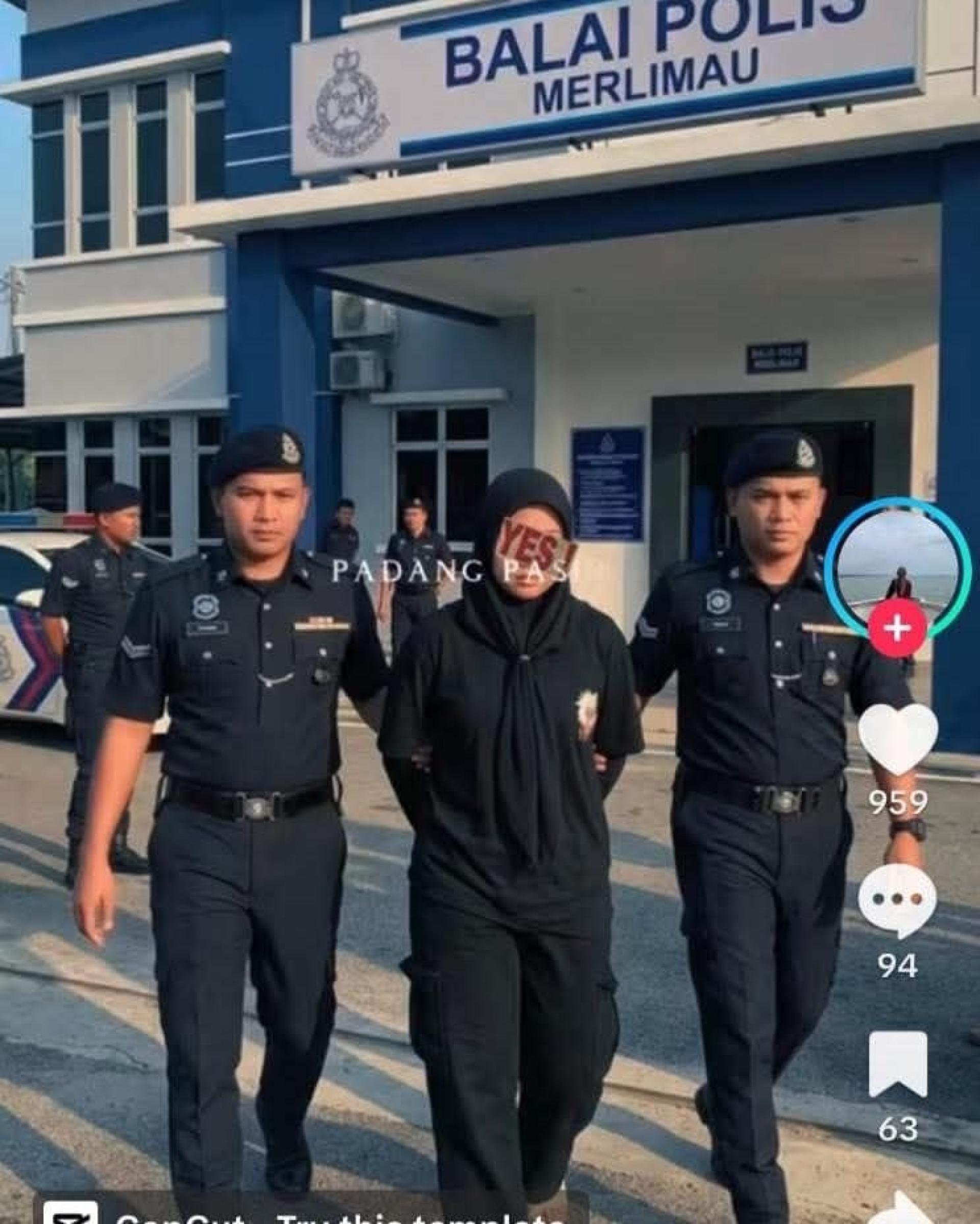 画面显示，女郎在警局建筑物前被两名男性警察押解。