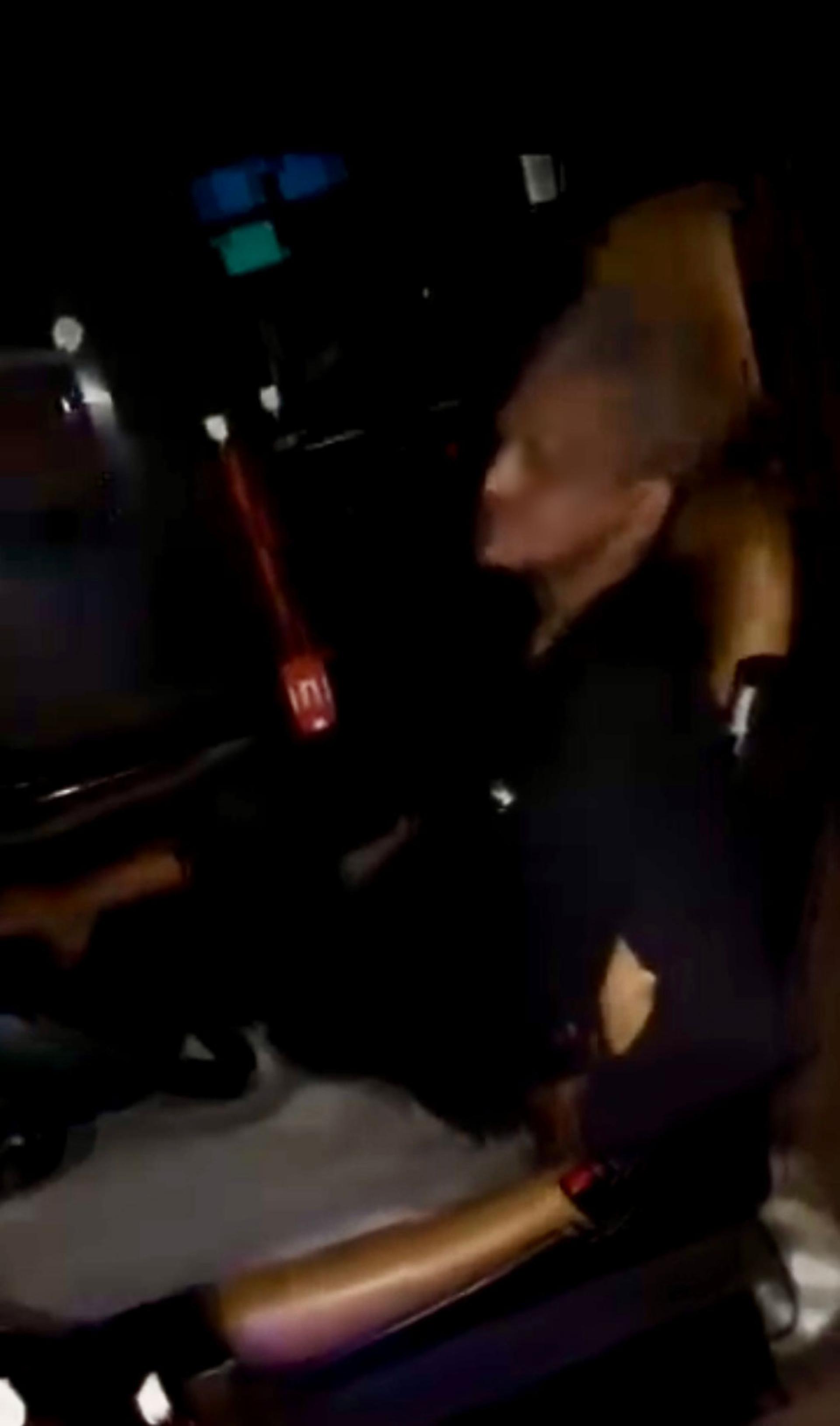 画面显示，司机一度单手驾驶方向盘。