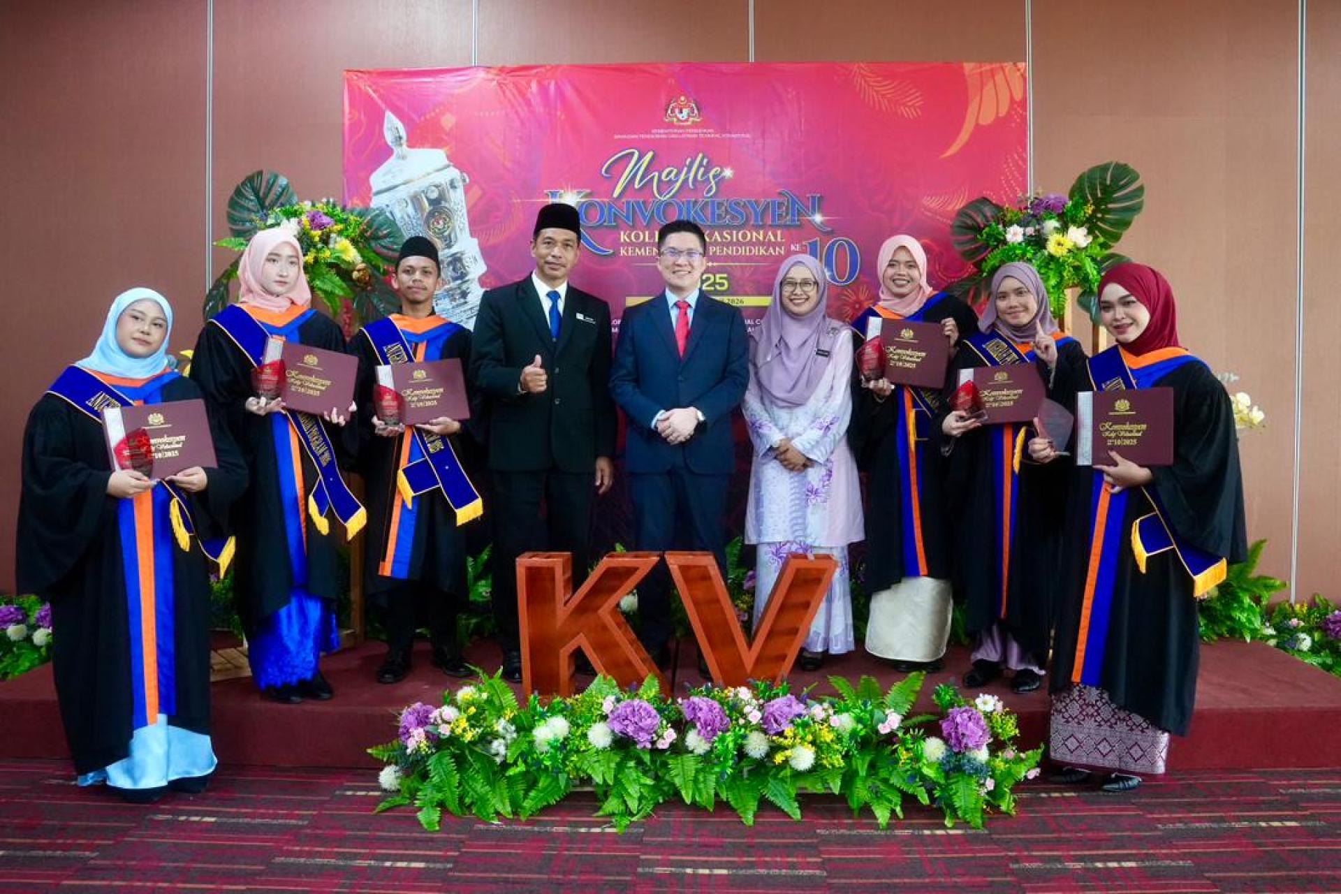 黄家和（中）主持毕业礼后，与技职学院毕业生合影留念。