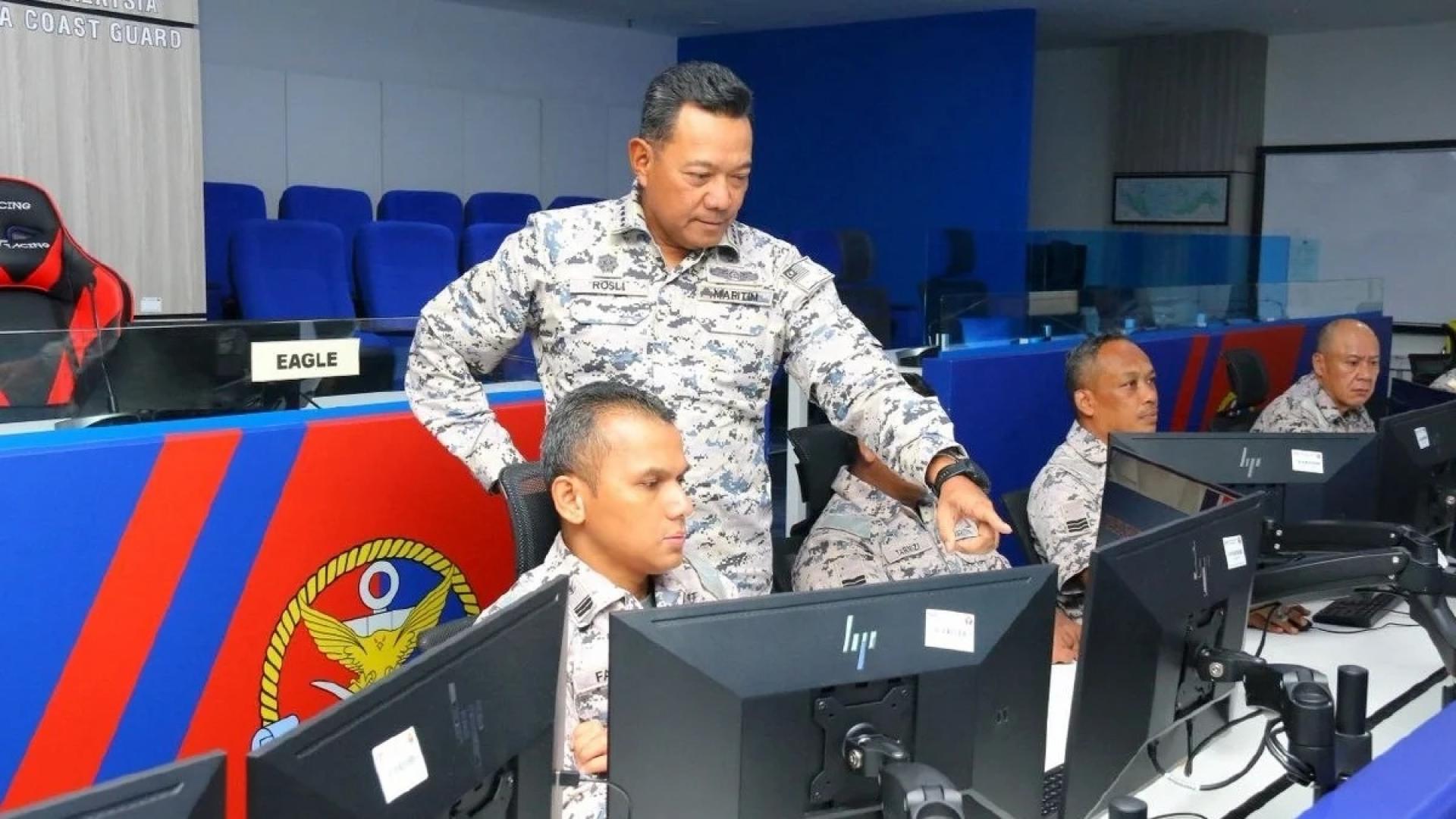 大马海事执法机构总监拿督莫哈末罗斯里阿都拉海军上将（站者）。