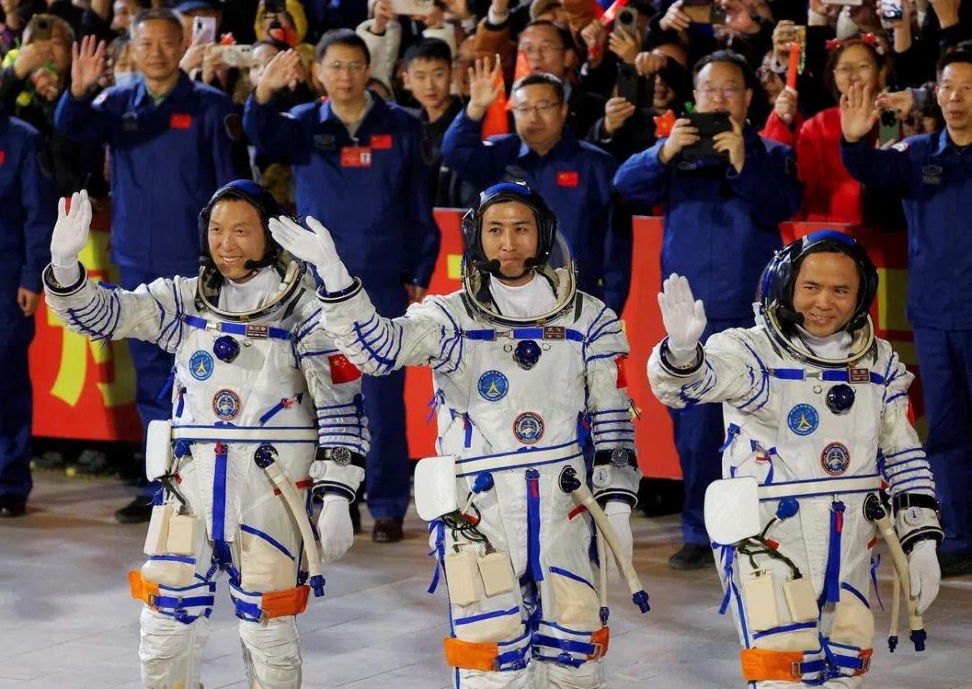 去年10月31日，神舟二十一号飞船升空前，航天员张洪章、武飞和张陆在酒泉卫星发射中心出席送行仪式。