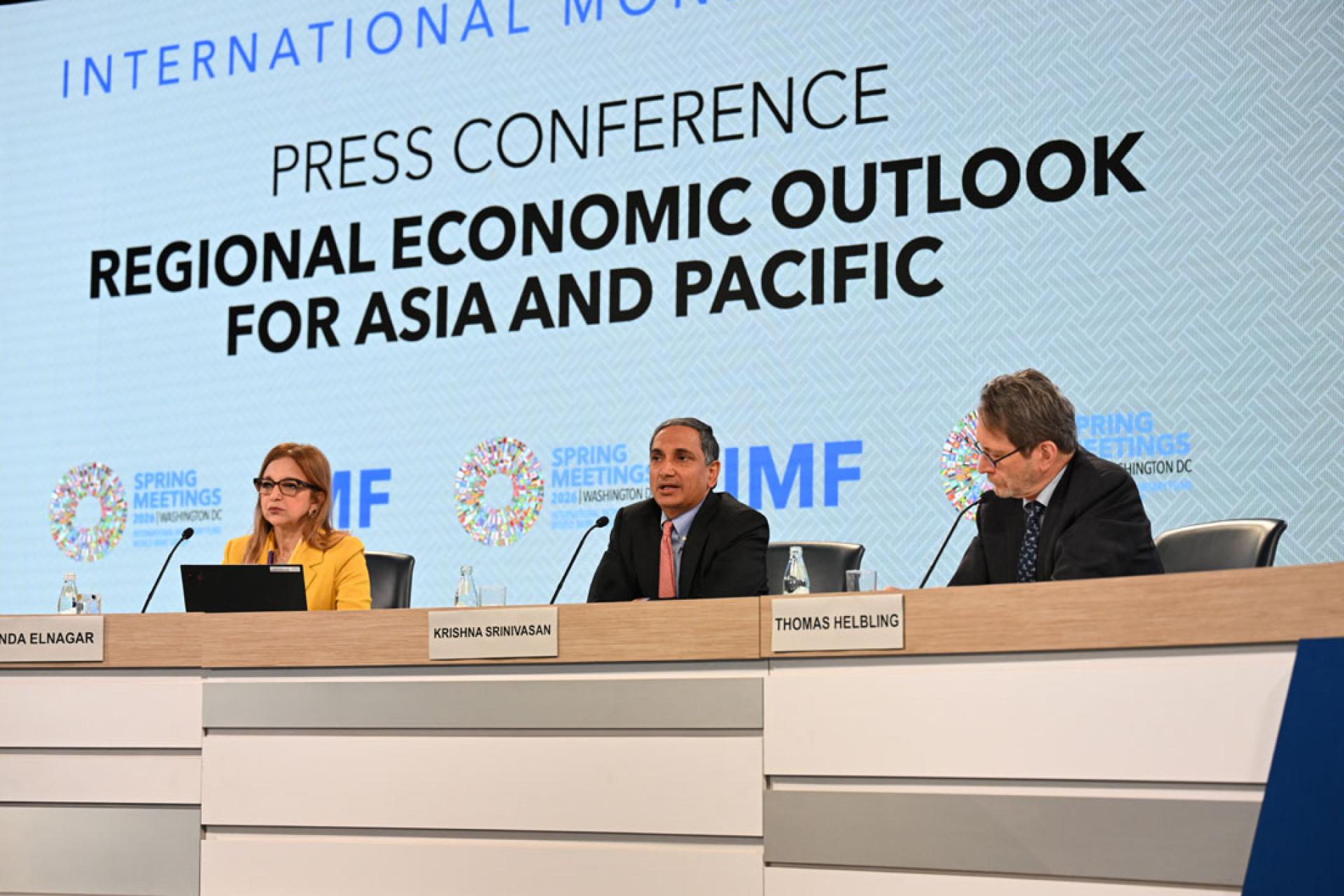 斯里尼瓦桑（中）表示，亚洲经济体的短期任务是吸收冲击。(图：新华社)