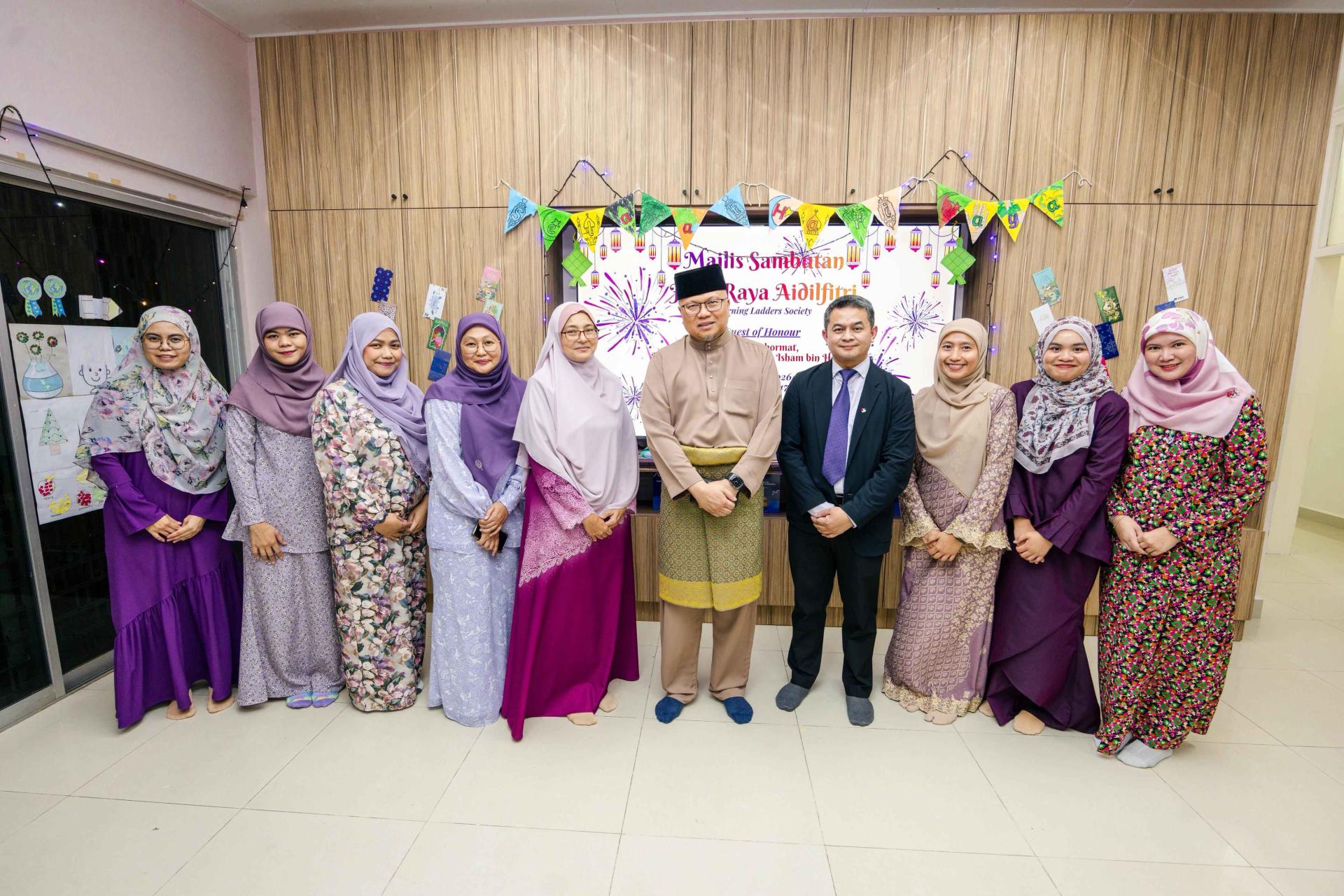 卫生部长兼JPMC董事会主席和执行董事拿督依桑与JPMC行政主管及Learning Ladders负责人合影